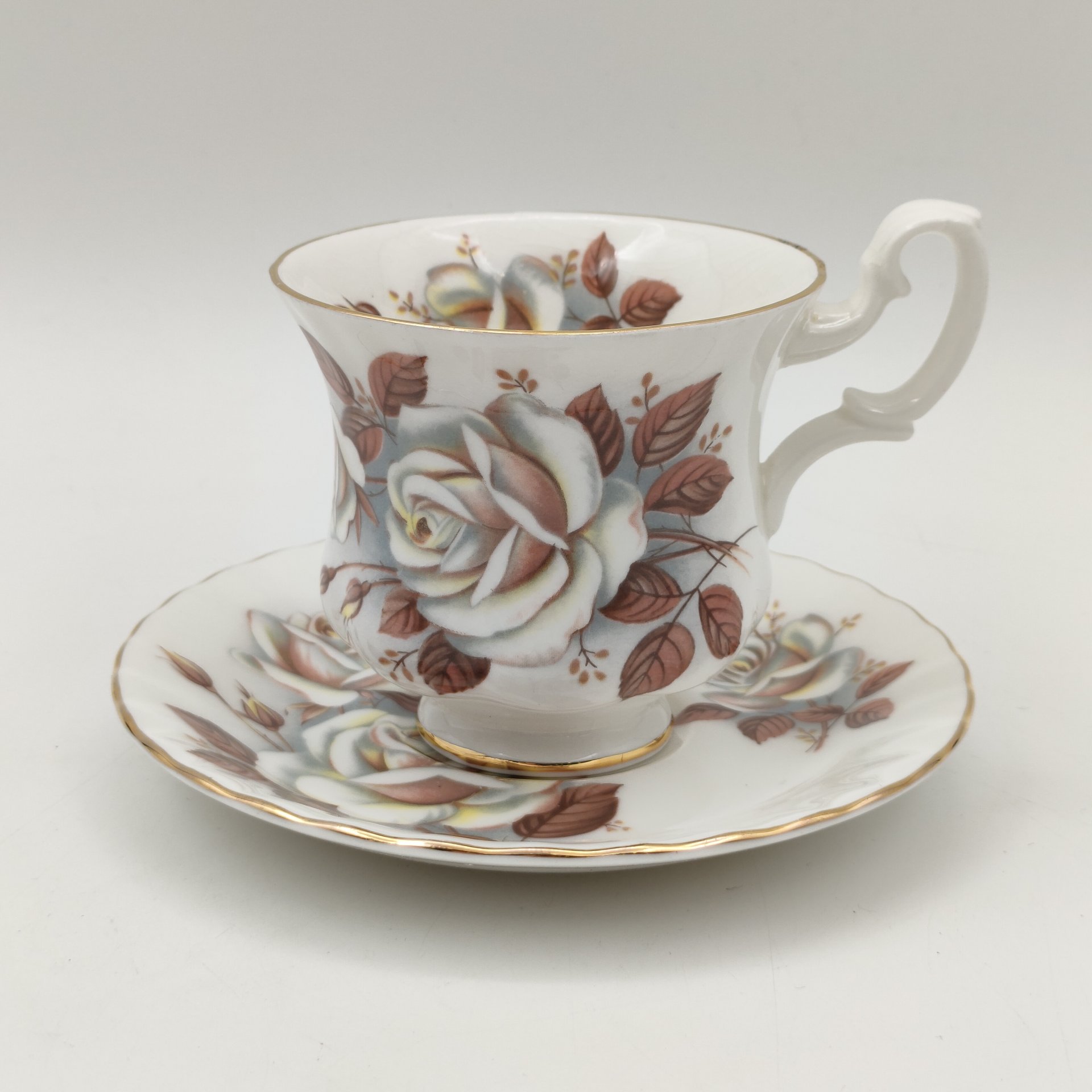 Кофейная пара с ярким  декором  "Белая роза", фарфор, деколь, золочение, Royal Albert, Великобритания, 1980-2000 гг.