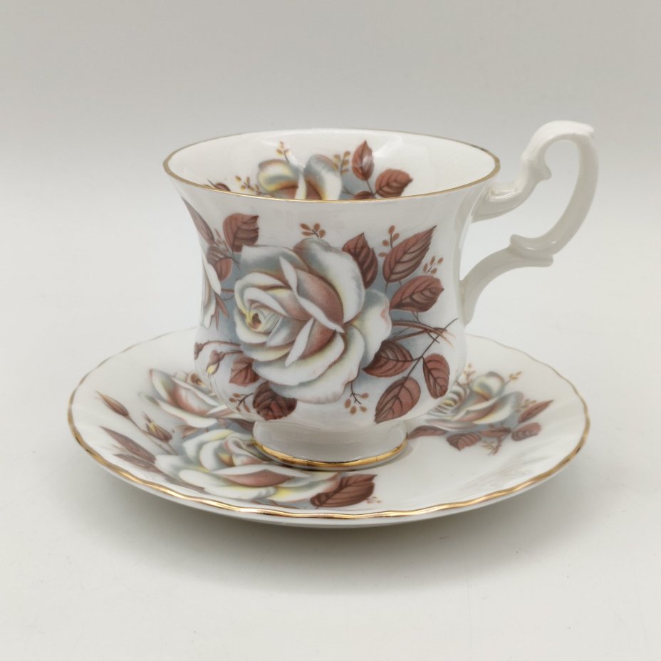 Кофейная пара с ярким  декором  "Белая роза", фарфор, деколь, золочение, Royal Albert, Великобритания, 1980-2000 гг.