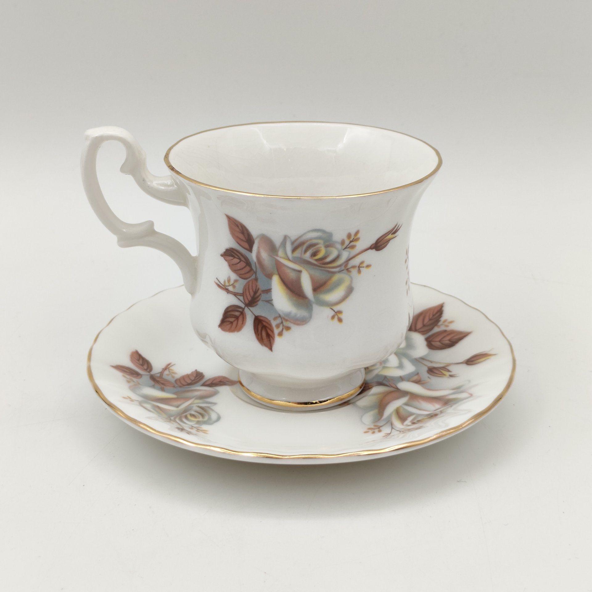 Кофейная пара с ярким  декором  "Белая роза", фарфор, деколь, золочение, Royal Albert, Великобритания, 1980-2000 гг.