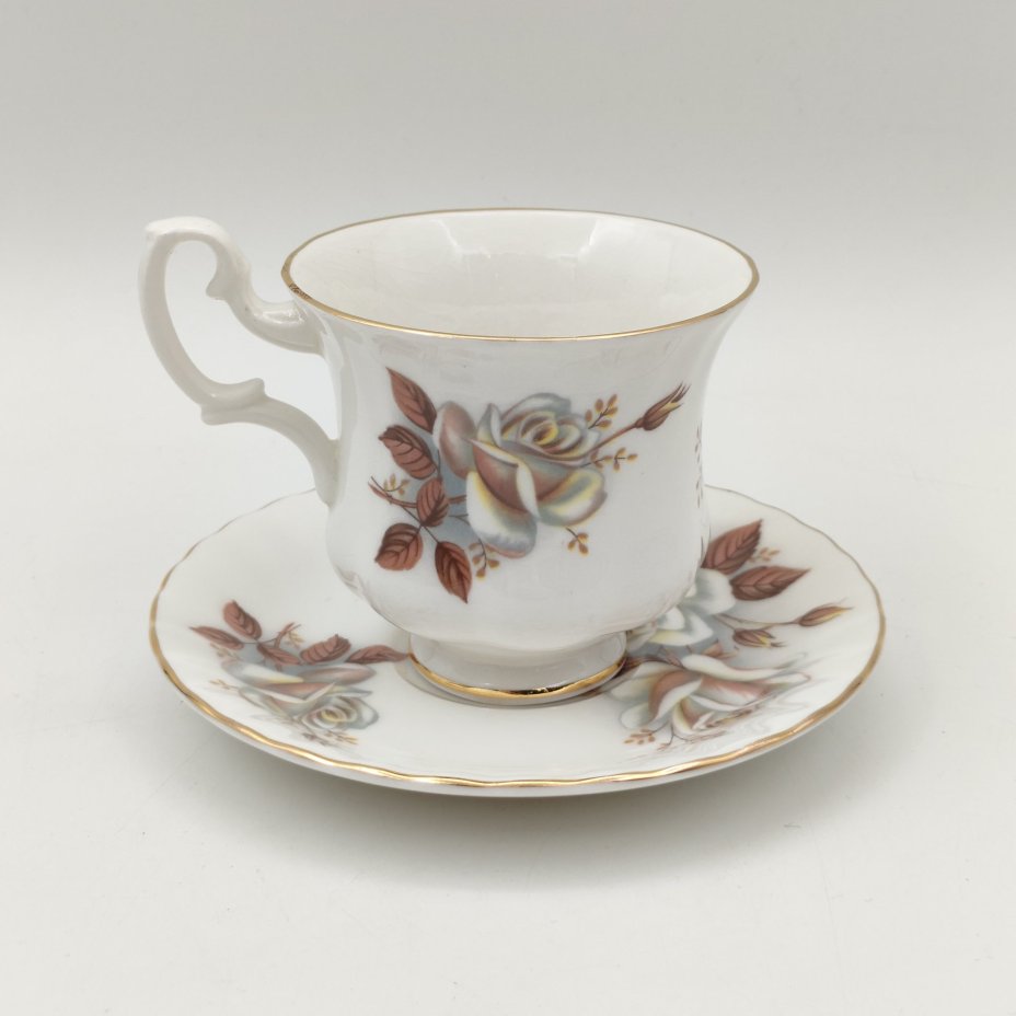 Кофейная пара с ярким  декором  "Белая роза", фарфор, деколь, золочение, Royal Albert, Великобритания, 1980-2000 гг.