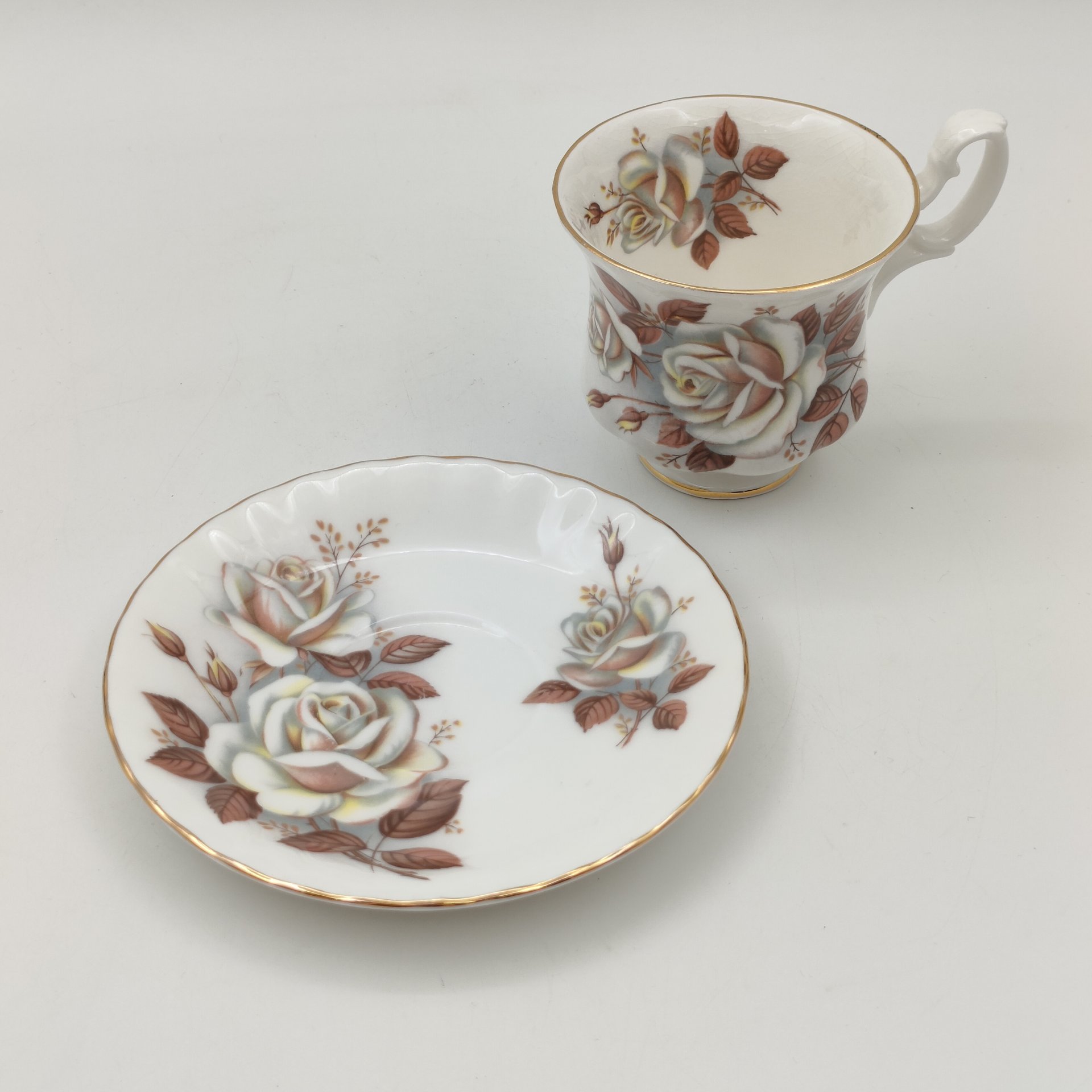 Кофейная пара с ярким  декором  "Белая роза", фарфор, деколь, золочение, Royal Albert, Великобритания, 1980-2000 гг.