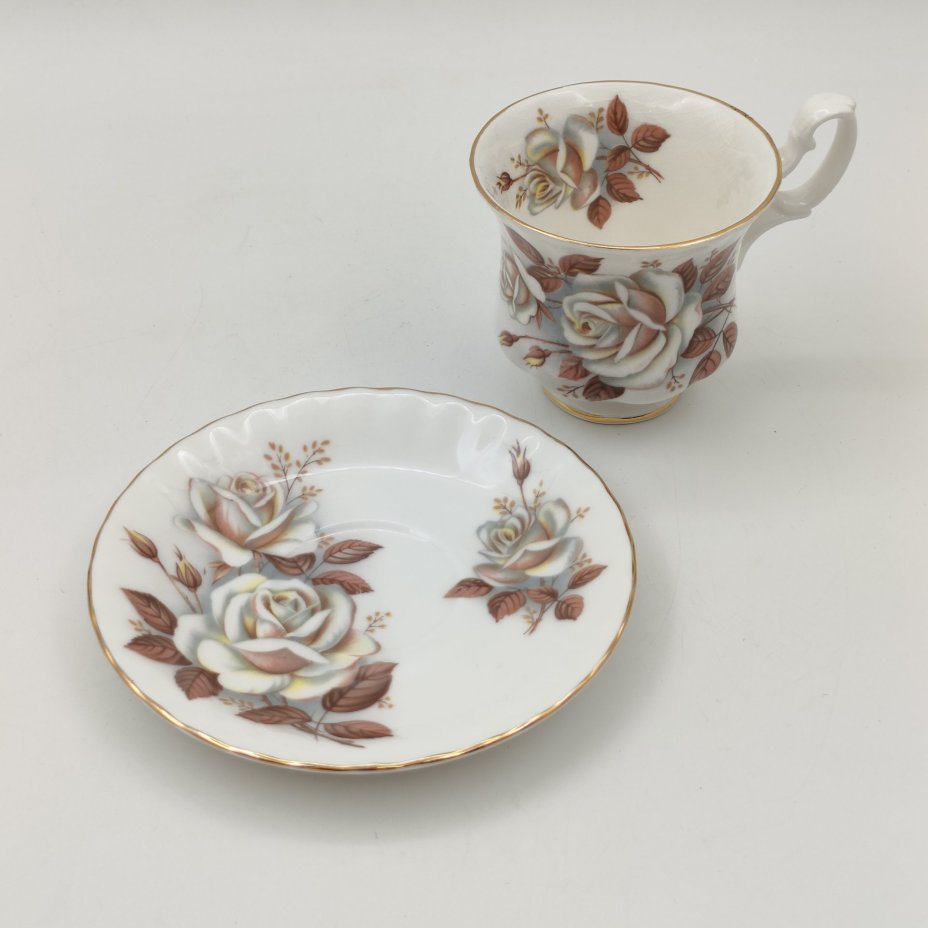 Кофейная пара с ярким  декором  "Белая роза", фарфор, деколь, золочение, Royal Albert, Великобритания, 1980-2000 гг.