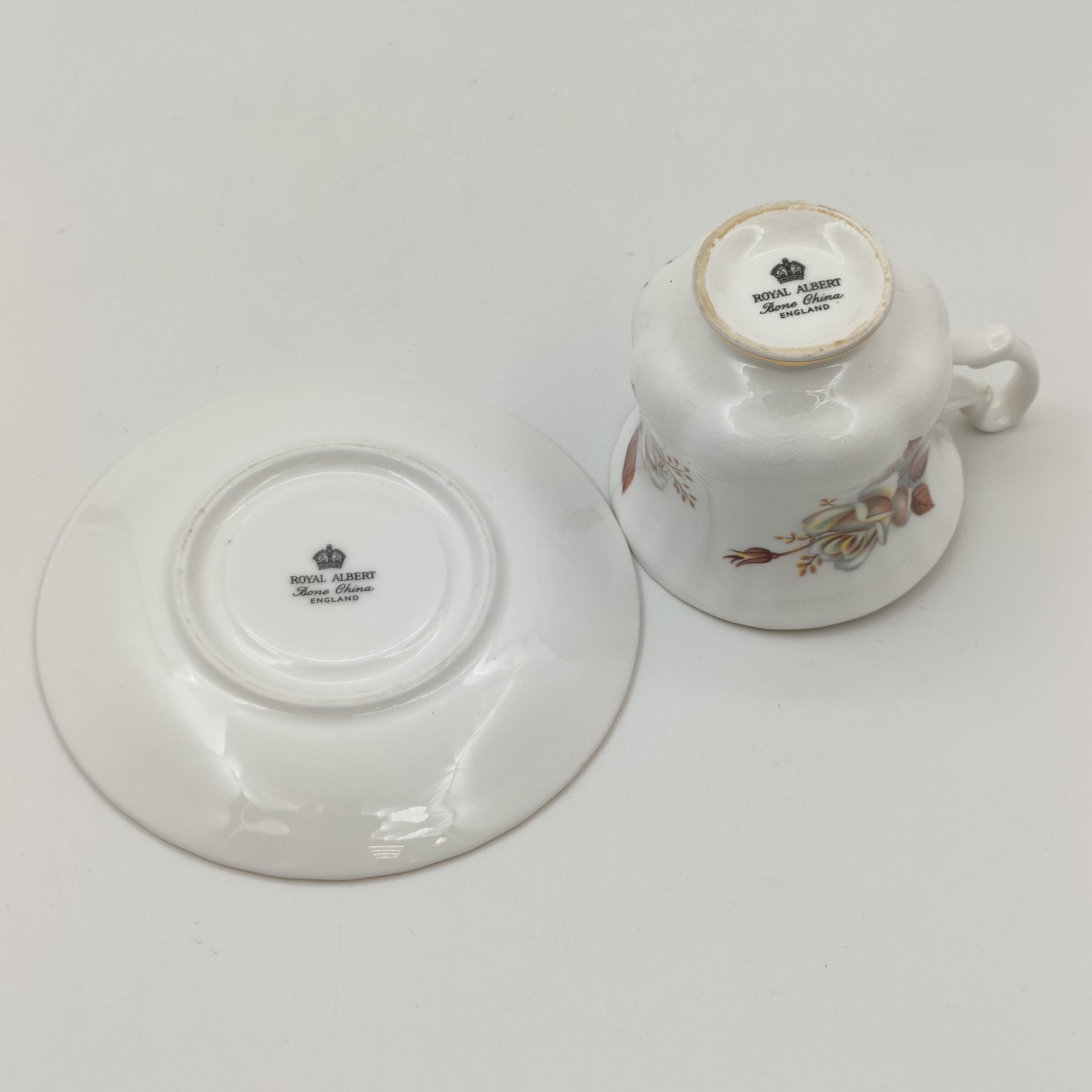 Кофейная пара с ярким  декором  "Белая роза", фарфор, деколь, золочение, Royal Albert, Великобритания, 1980-2000 гг.