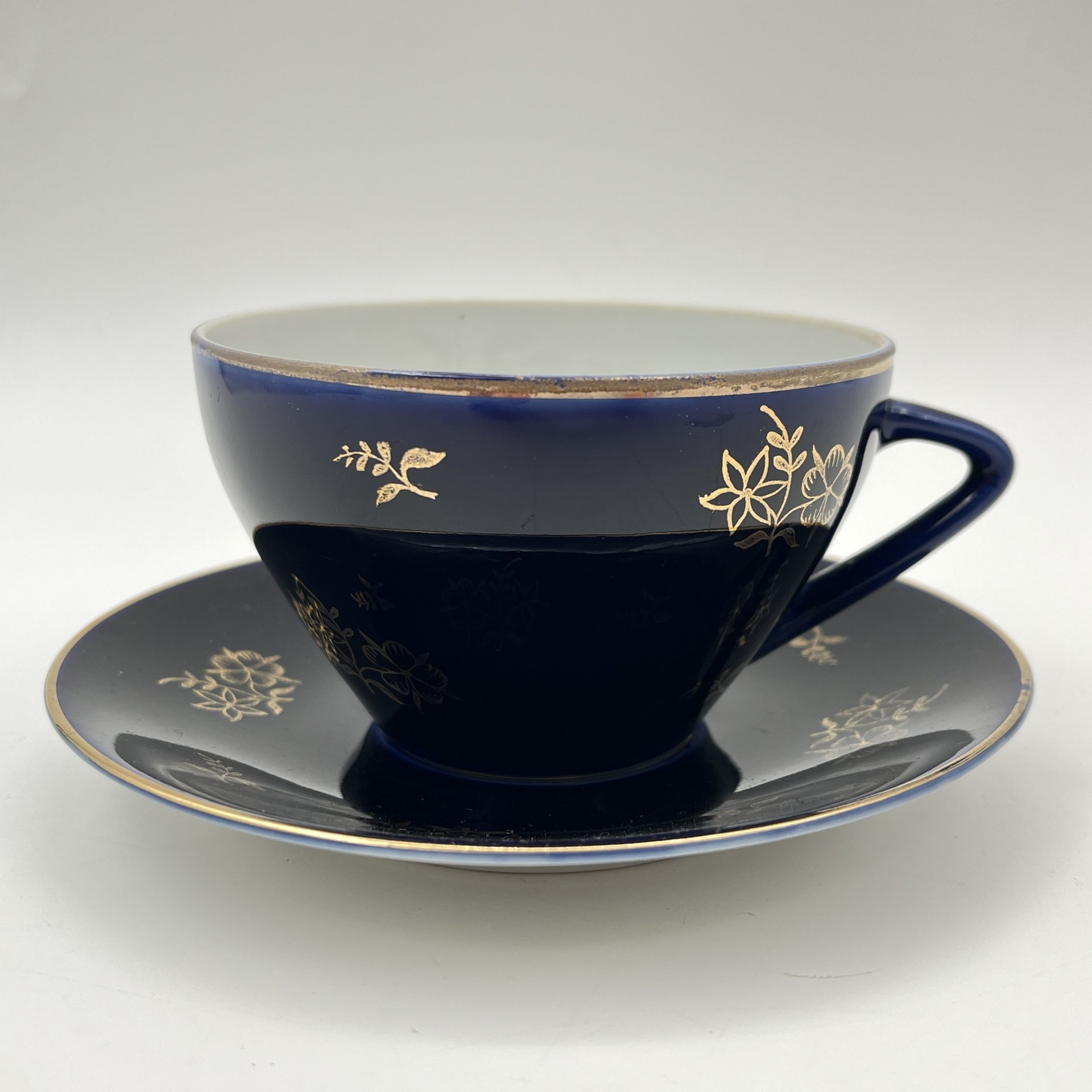 Пара чайная с цветочным декором, форма "Утро", автор формы Семенов В. Л., фарфор, крытье кобальтом, золочение, Ленинградский фарфоровый завод (ЛФЗ), СССР, 1960-1992 гг.