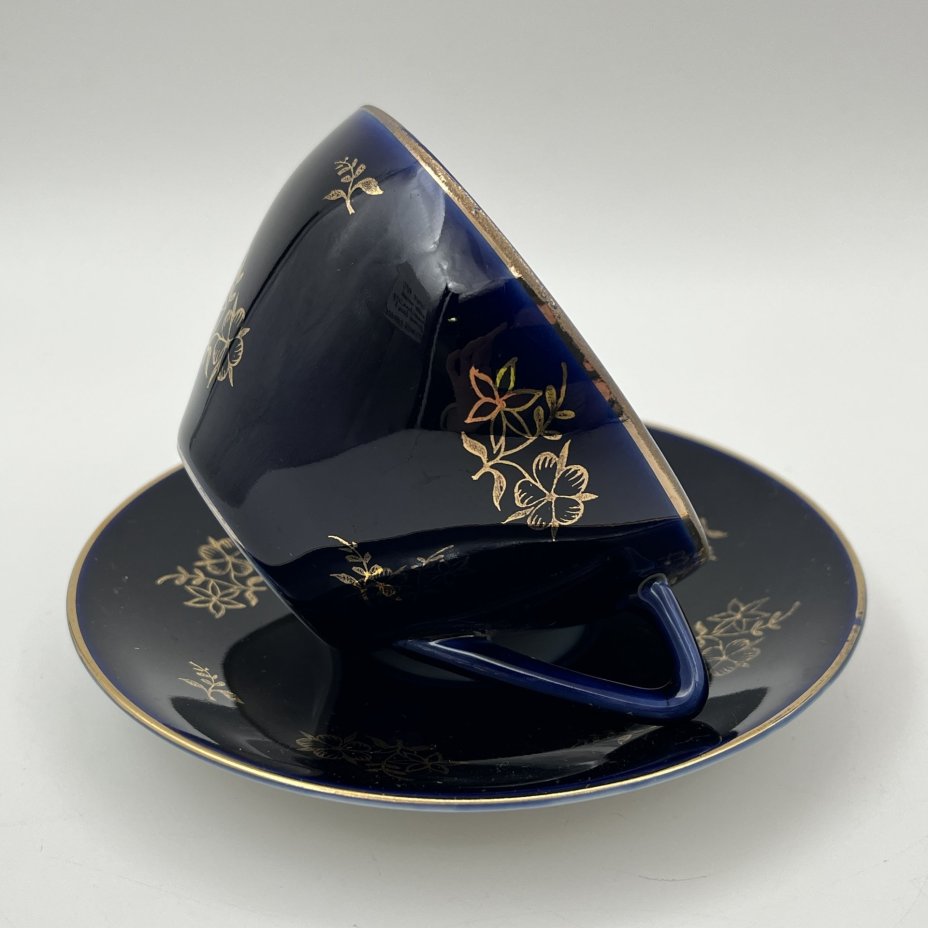 Пара чайная с цветочным декором, форма "Утро", автор формы Семенов В. Л., фарфор, крытье кобальтом, золочение, Ленинградский фарфоровый завод (ЛФЗ), СССР, 1960-1992 гг.