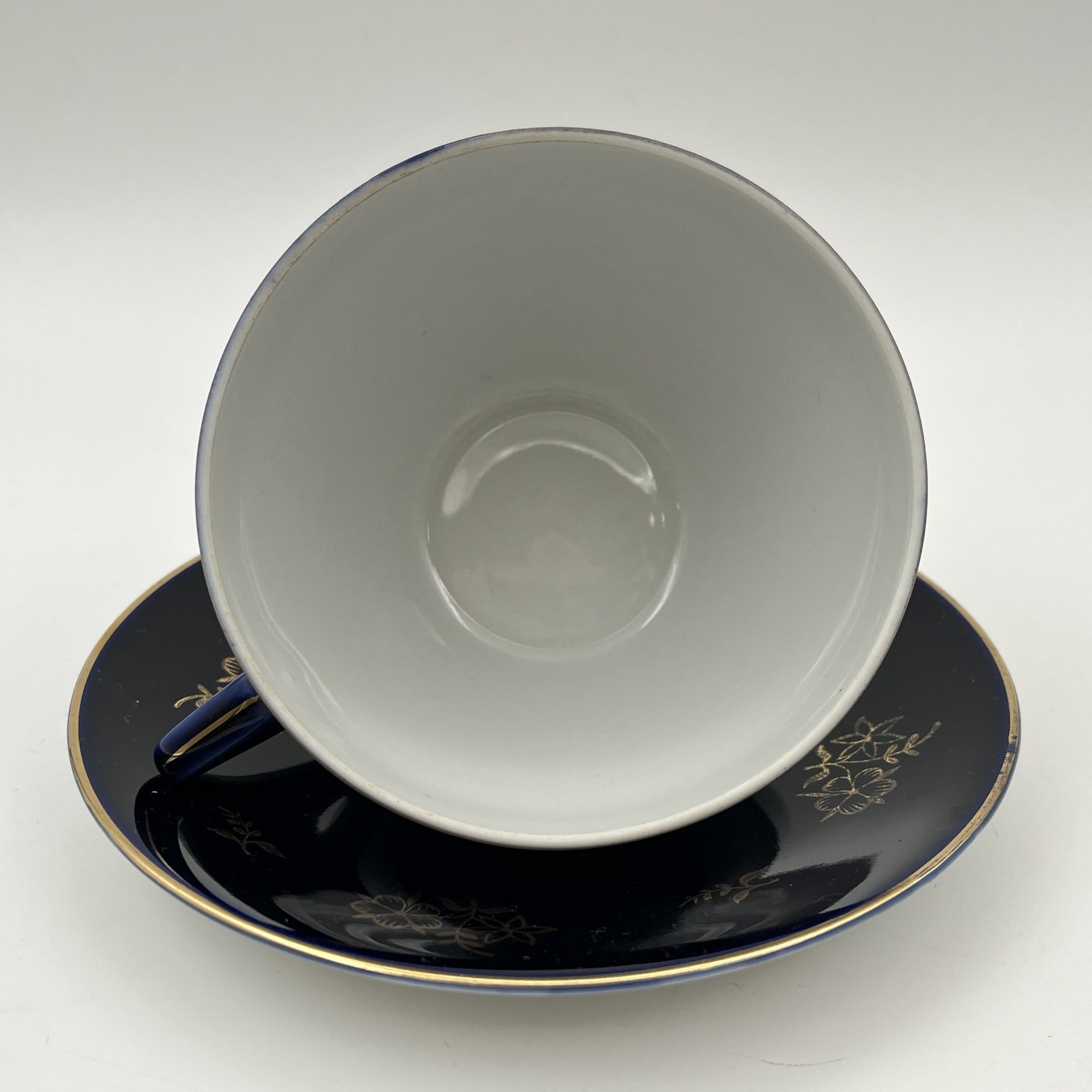 Пара чайная с цветочным декором, форма "Утро", автор формы Семенов В. Л., фарфор, крытье кобальтом, золочение, Ленинградский фарфоровый завод (ЛФЗ), СССР, 1960-1992 гг.