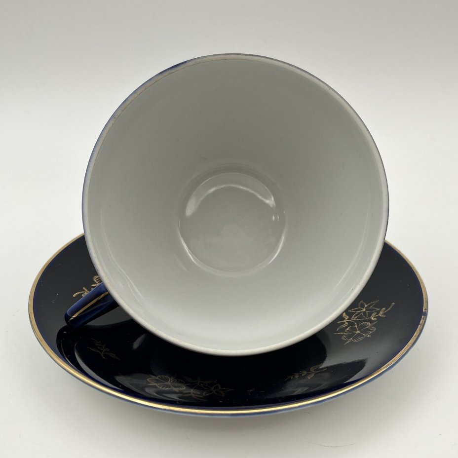 Пара чайная с цветочным декором, форма "Утро", автор формы Семенов В. Л., фарфор, крытье кобальтом, золочение, Ленинградский фарфоровый завод (ЛФЗ), СССР, 1960-1992 гг.
