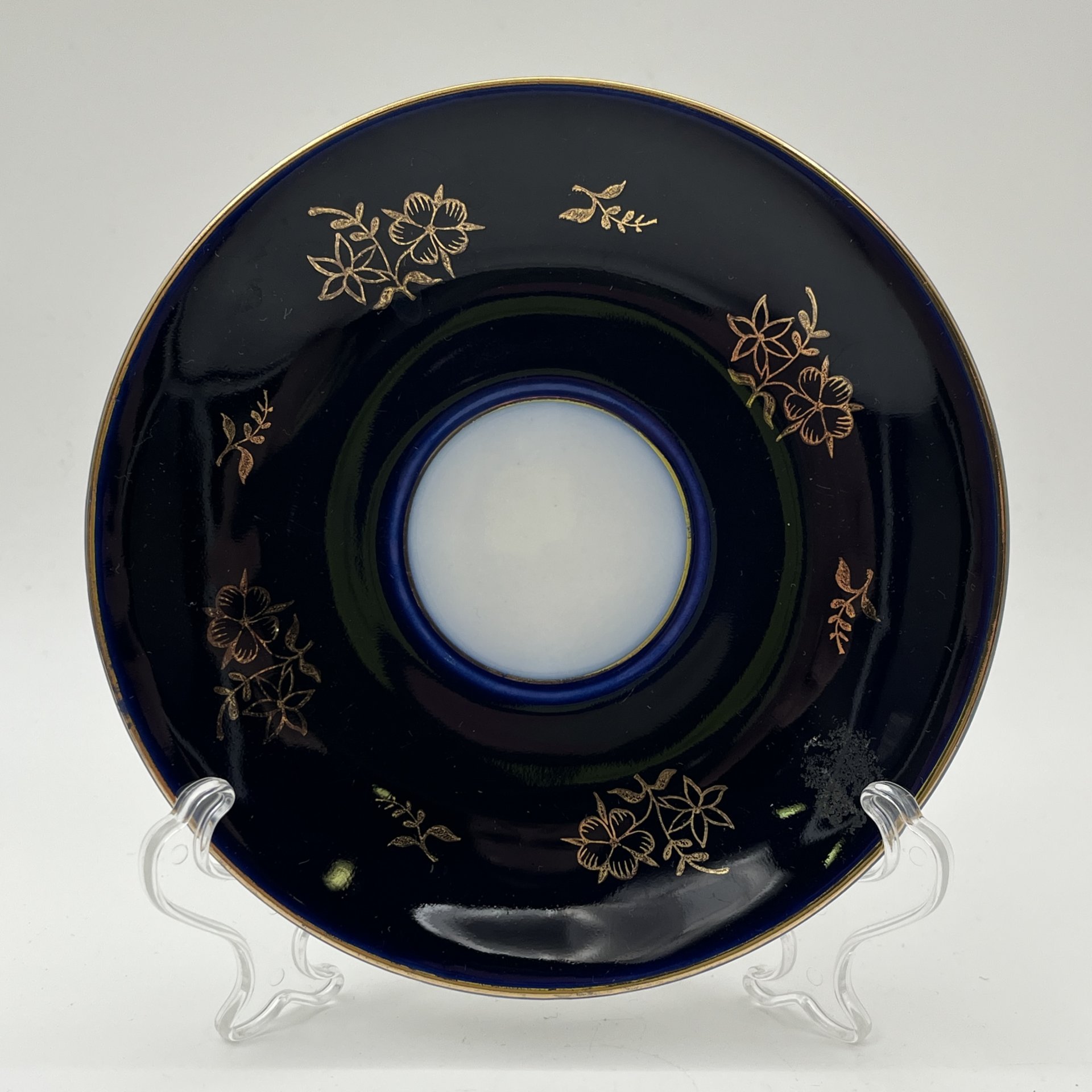 Пара чайная с цветочным декором, форма "Утро", автор формы Семенов В. Л., фарфор, крытье кобальтом, золочение, Ленинградский фарфоровый завод (ЛФЗ), СССР, 1960-1992 гг.