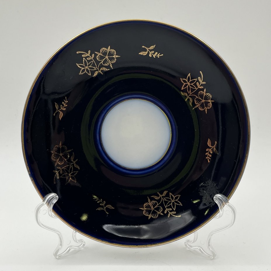 Пара чайная с цветочным декором, форма "Утро", автор формы Семенов В. Л., фарфор, крытье кобальтом, золочение, Ленинградский фарфоровый завод (ЛФЗ), СССР, 1960-1992 гг.