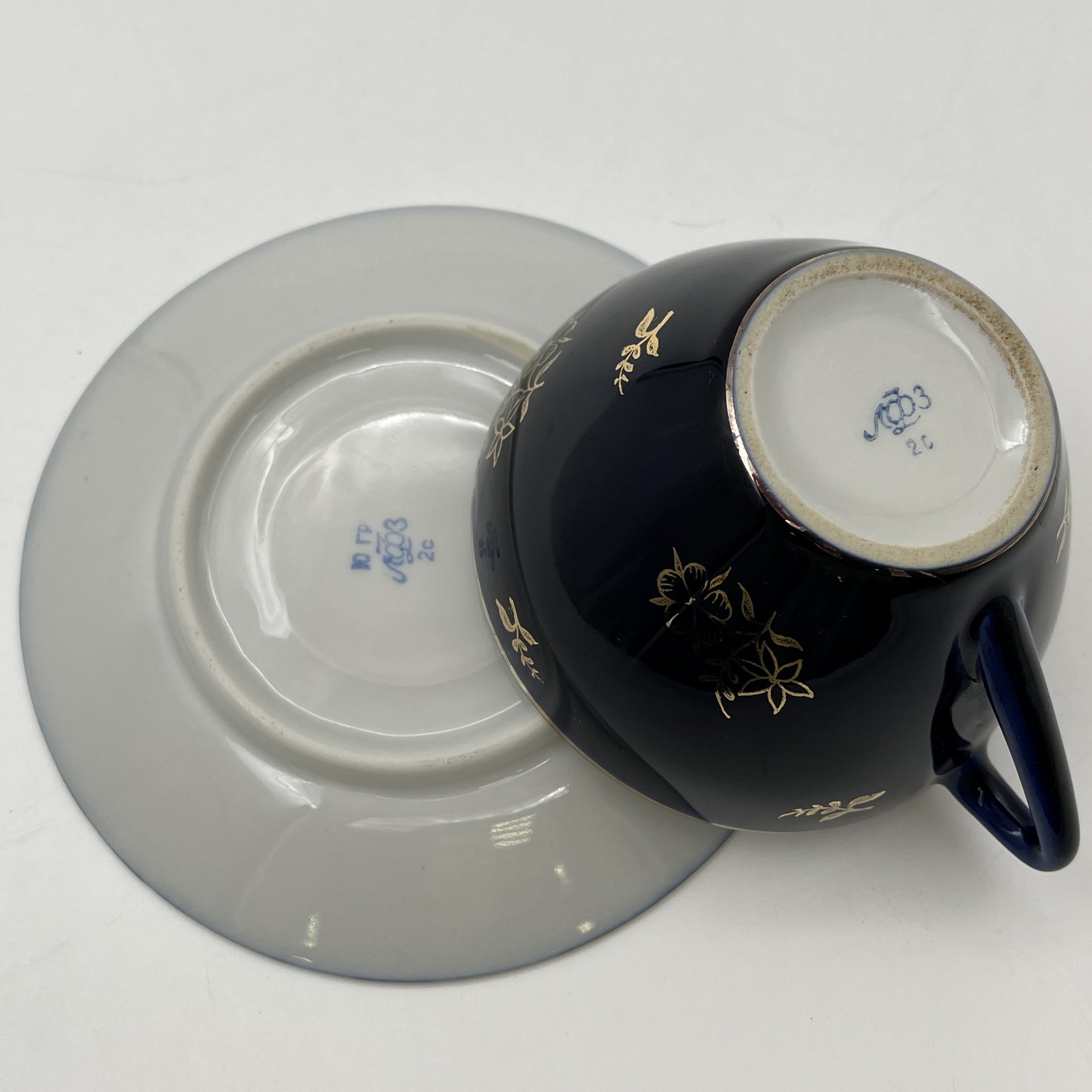 Пара чайная с цветочным декором, форма "Утро", автор формы Семенов В. Л., фарфор, крытье кобальтом, золочение, Ленинградский фарфоровый завод (ЛФЗ), СССР, 1960-1992 гг.