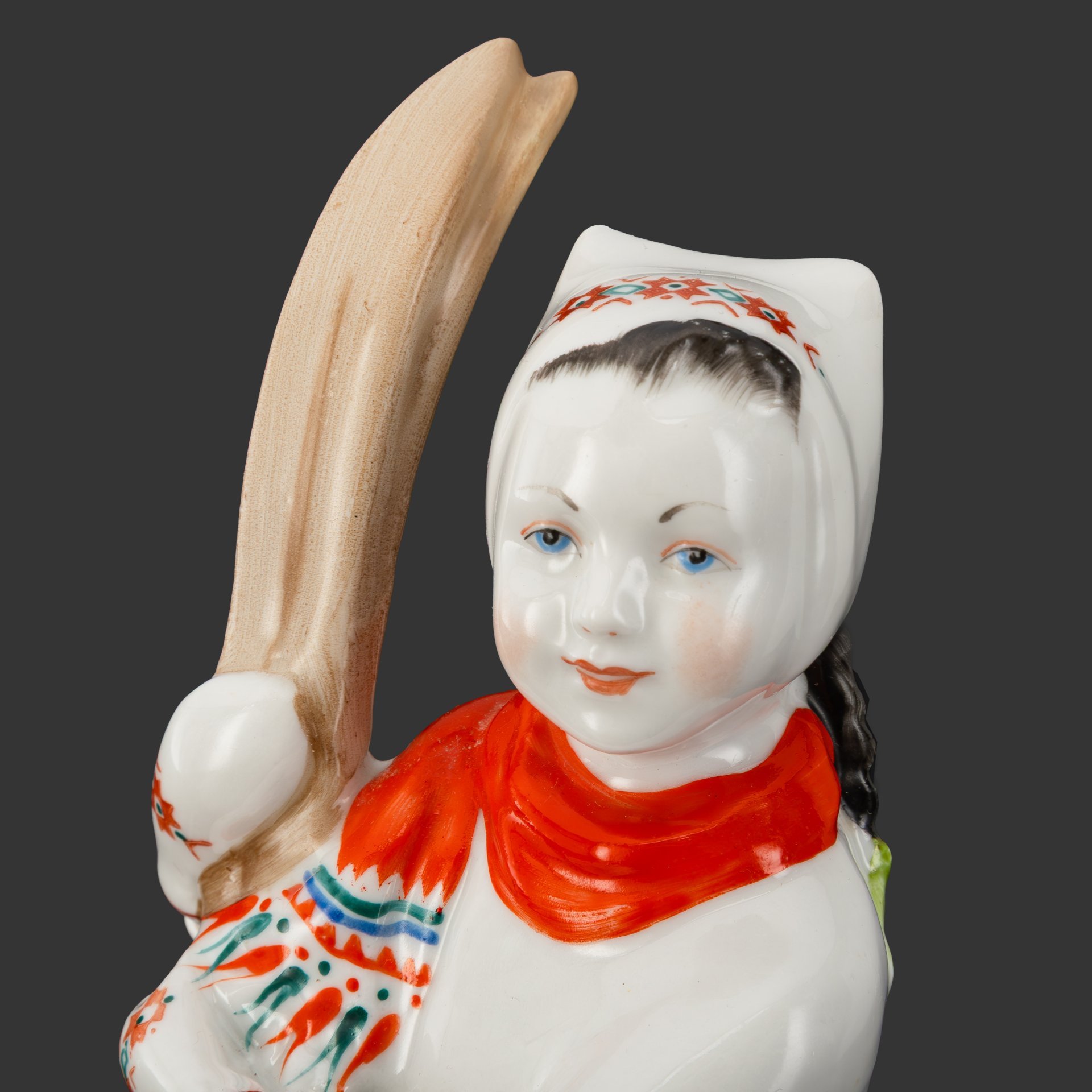 Статуэтка "Лыжница", скульптор Г.С. Столбова, художница Е.Н. Лупанова, Ленинградский фарфоровый завод (ЛФЗ)