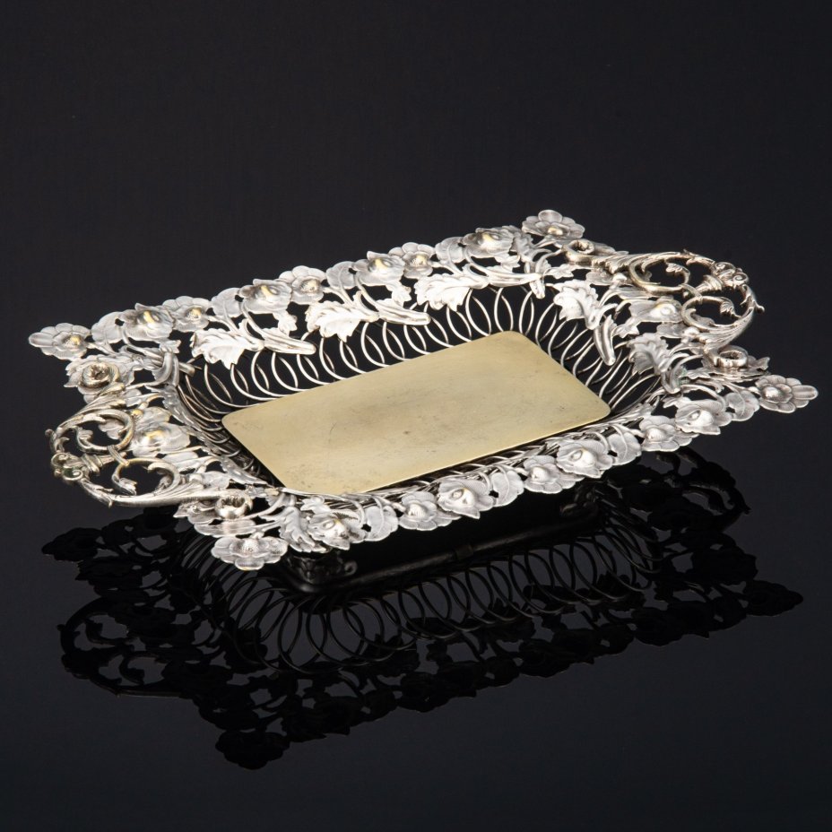 Фруктовница (сухарница), украшенная прорезным растительным декором, латунь, серебрение, Bracia Henneberg (Братья Хеннеберг, Варшава), Польша, 1890-1917 гг.