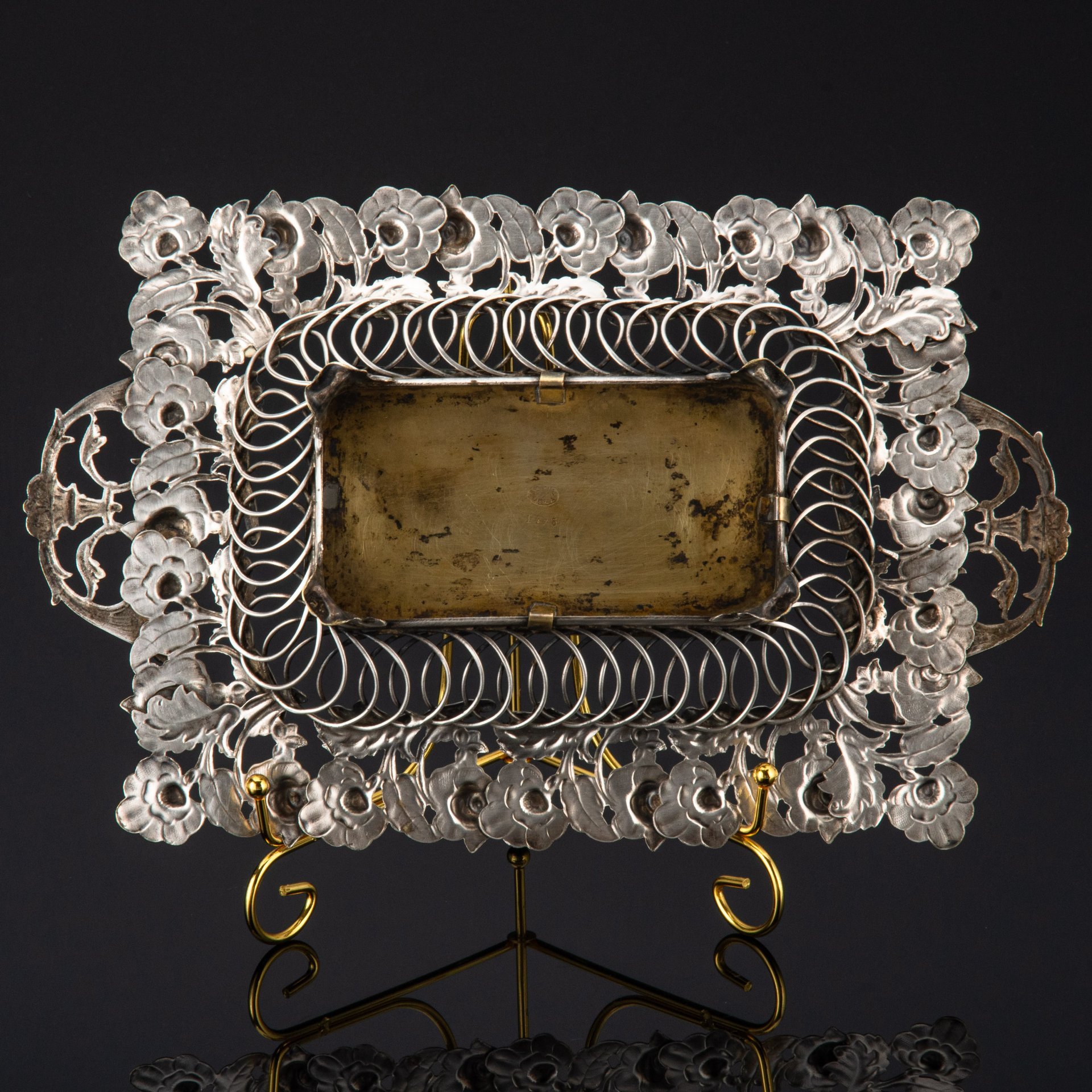 Фруктовница (сухарница), украшенная прорезным растительным декором, латунь, серебрение, Bracia Henneberg (Братья Хеннеберг, Варшава), Польша, 1890-1917 гг.