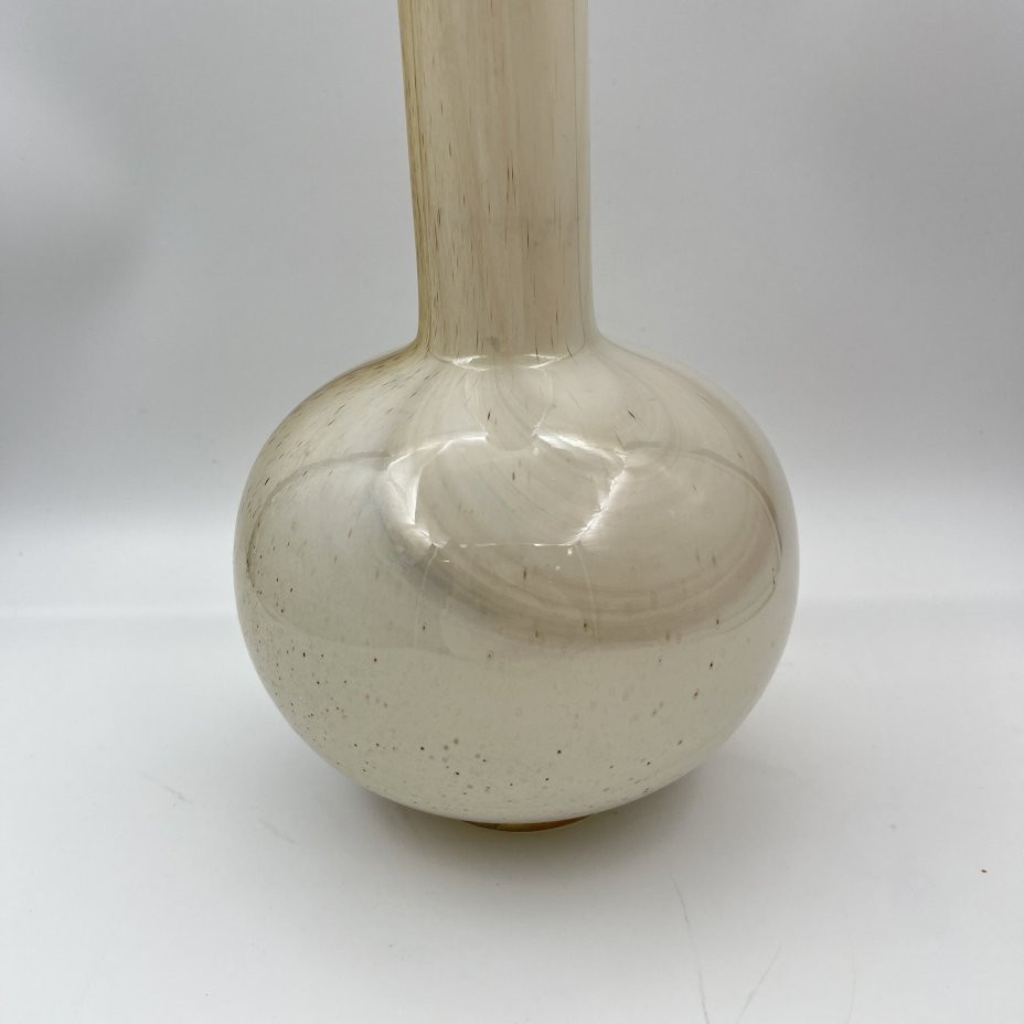 Ваза в бежево-коричневой гамме с абстрактным декором и высоким горлышком