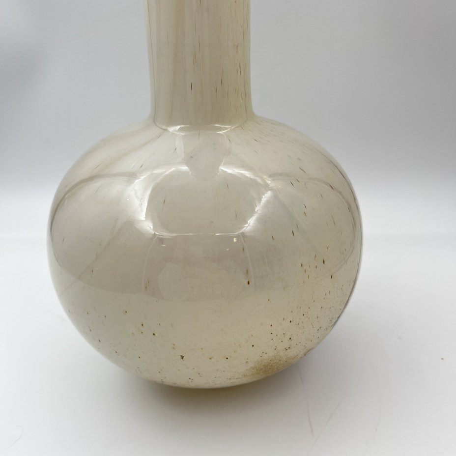 Ваза в бежево-коричневой гамме с абстрактным декором и высоким горлышком