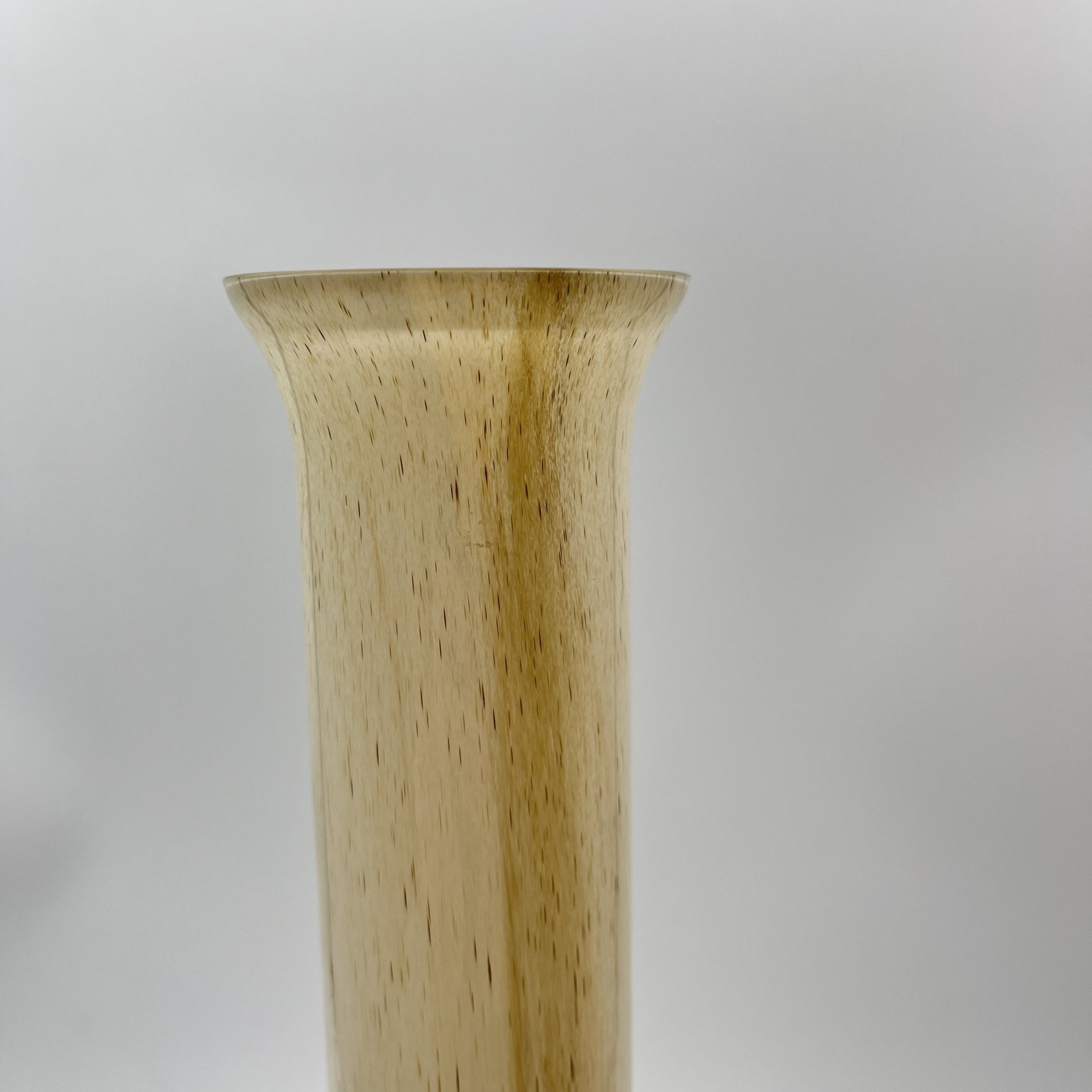 Ваза в бежево-коричневой гамме с абстрактным декором и высоким горлышком