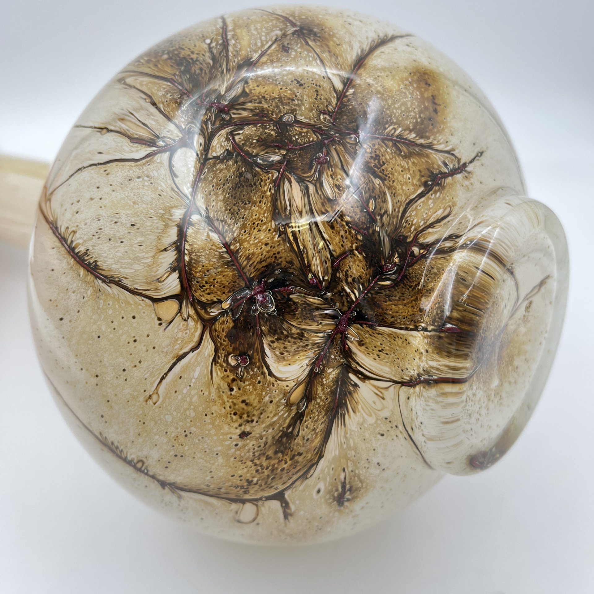 Ваза в бежево-коричневой гамме с абстрактным декором и высоким горлышком