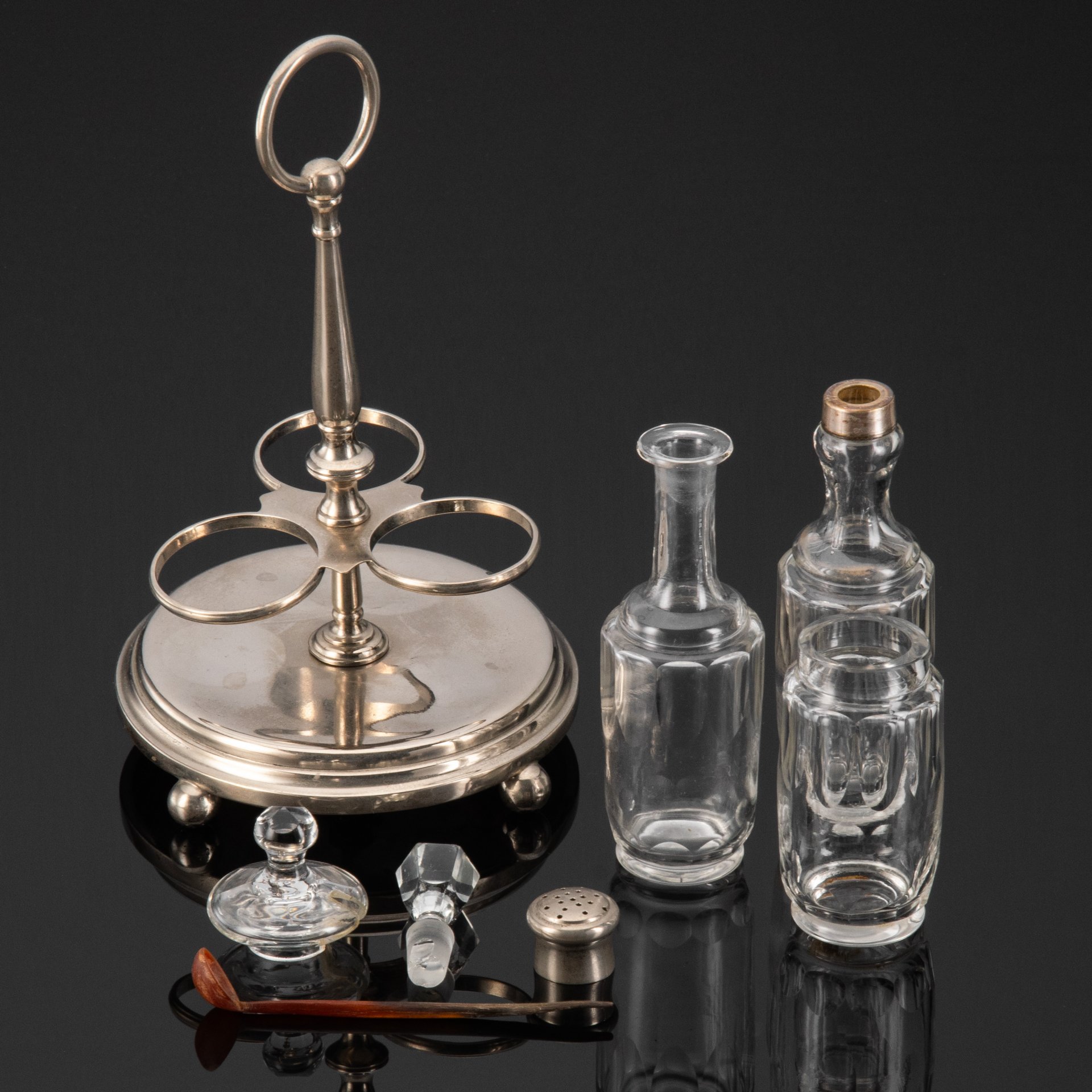 Круэт для специй (набор для сервировки стола), металл, серебрение, стекло, рог (ложечка), Bracia Henneberg (Братья Хеннеберг, Варшава), Царство Польское, 1887-1894 гг.