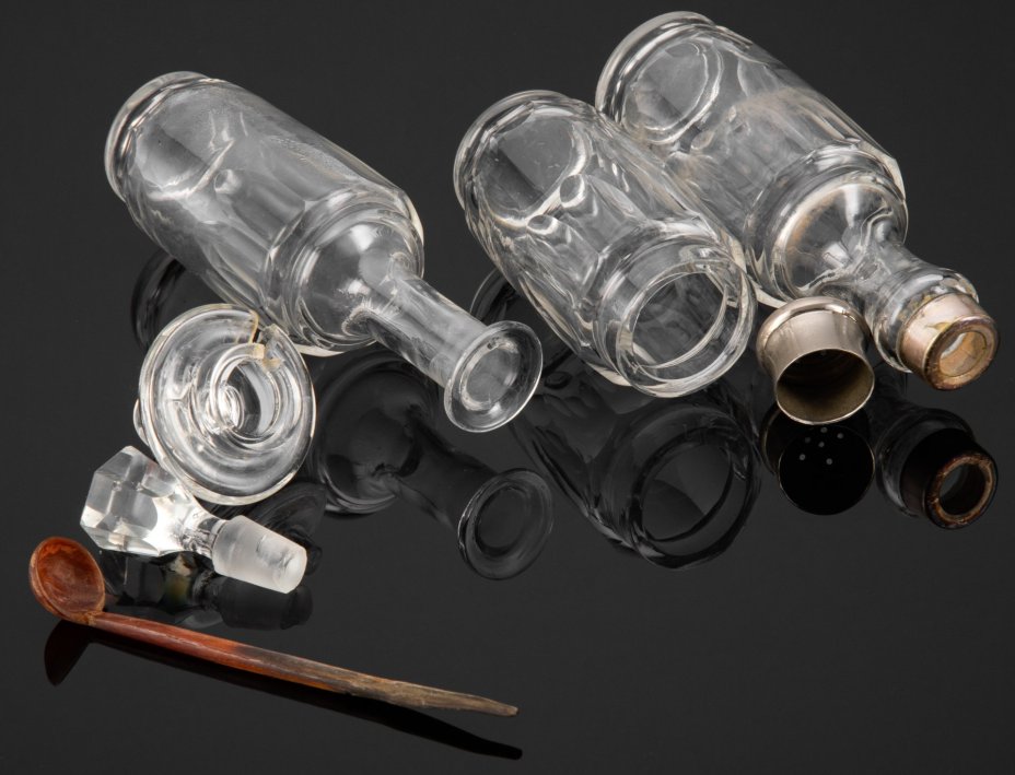 Круэт для специй (набор для сервировки стола), металл, серебрение, стекло, рог (ложечка), Bracia Henneberg (Братья Хеннеберг, Варшава), Царство Польское, 1887-1894 гг.