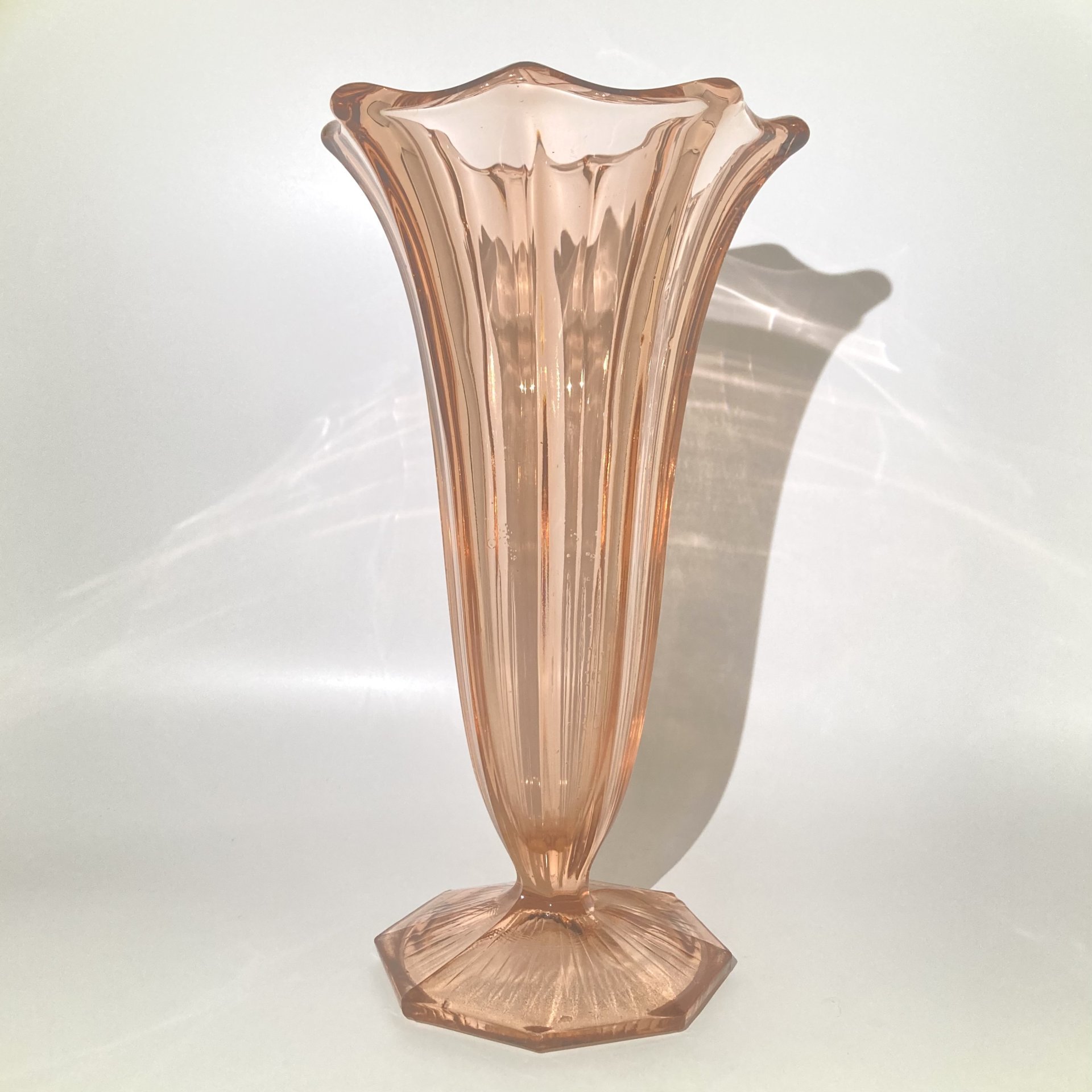 Ваза для цветов в стиле Art Deco, стекло, пресс