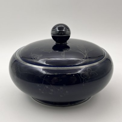 Шкатулка (бонбоньерка) кобальтого оттенка, украшенная изображением цветов и бабочек, Lettin, фарфор, крытье кобальтом, деколь, Германия, 1927-1945 гг.