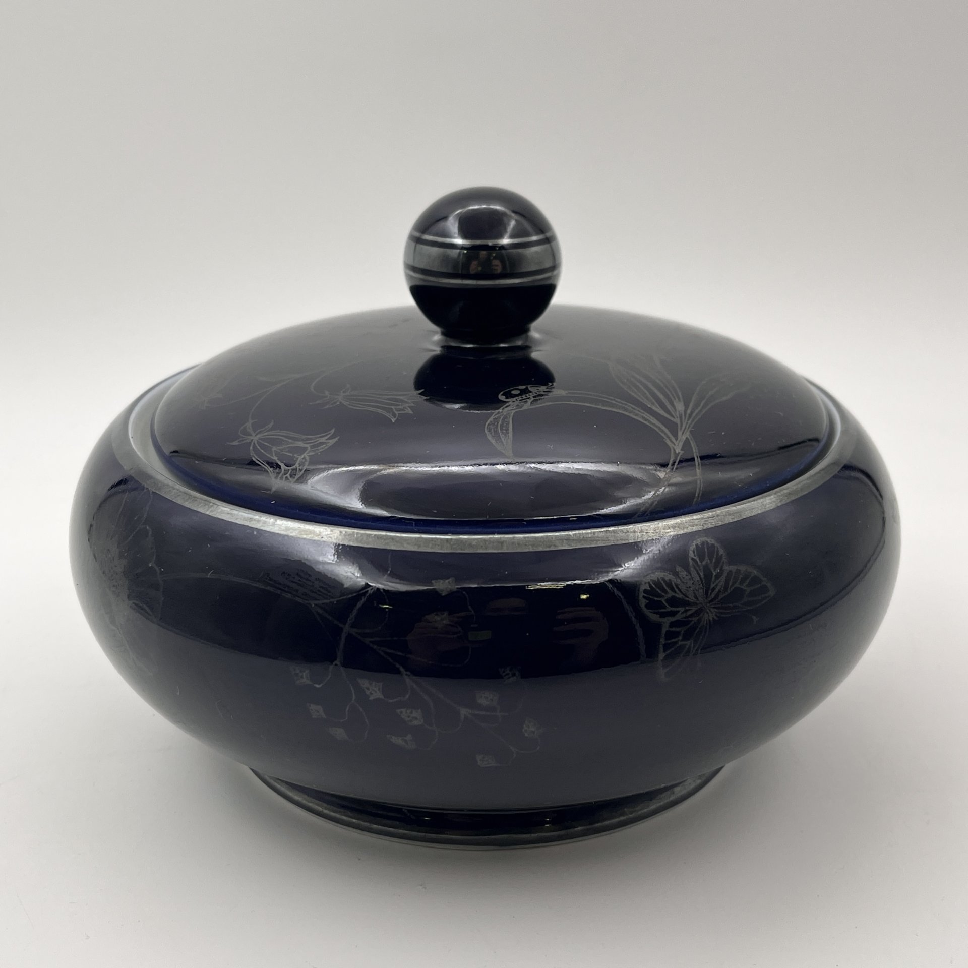 Шкатулка (бонбоньерка) кобальтого оттенка, украшенная изображением цветов и бабочек, Lettin, фарфор, крытье кобальтом, деколь, Германия, 1927-1945 гг.