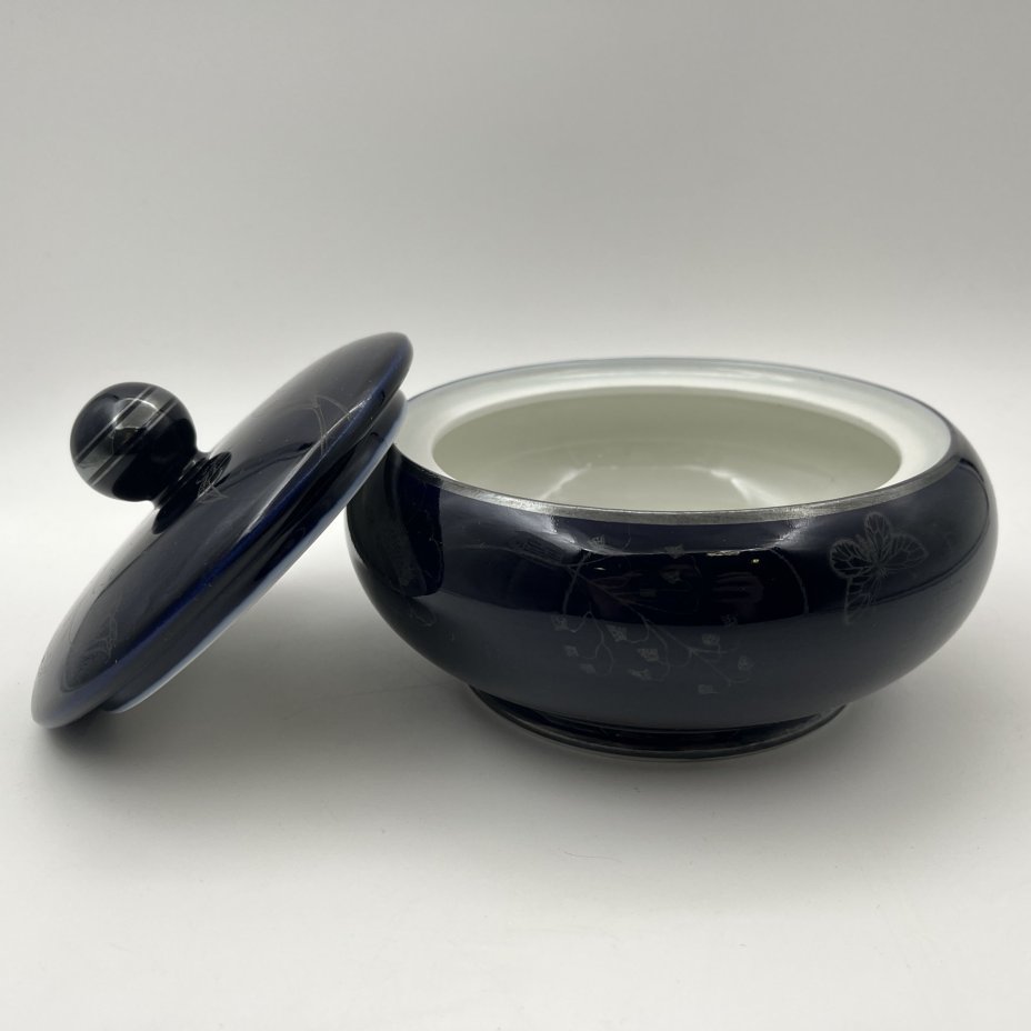 Шкатулка (бонбоньерка) кобальтого оттенка, украшенная изображением цветов и бабочек, Lettin