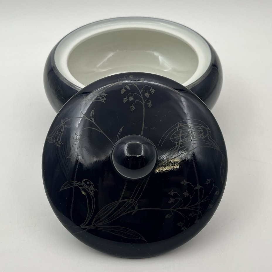 Шкатулка (бонбоньерка) кобальтого оттенка, украшенная изображением цветов и бабочек, Lettin