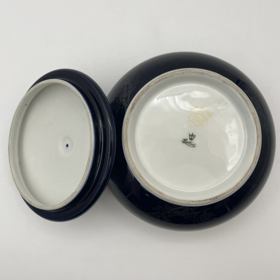 Шкатулка (бонбоньерка) кобальтого оттенка, украшенная изображением цветов и бабочек, Lettin