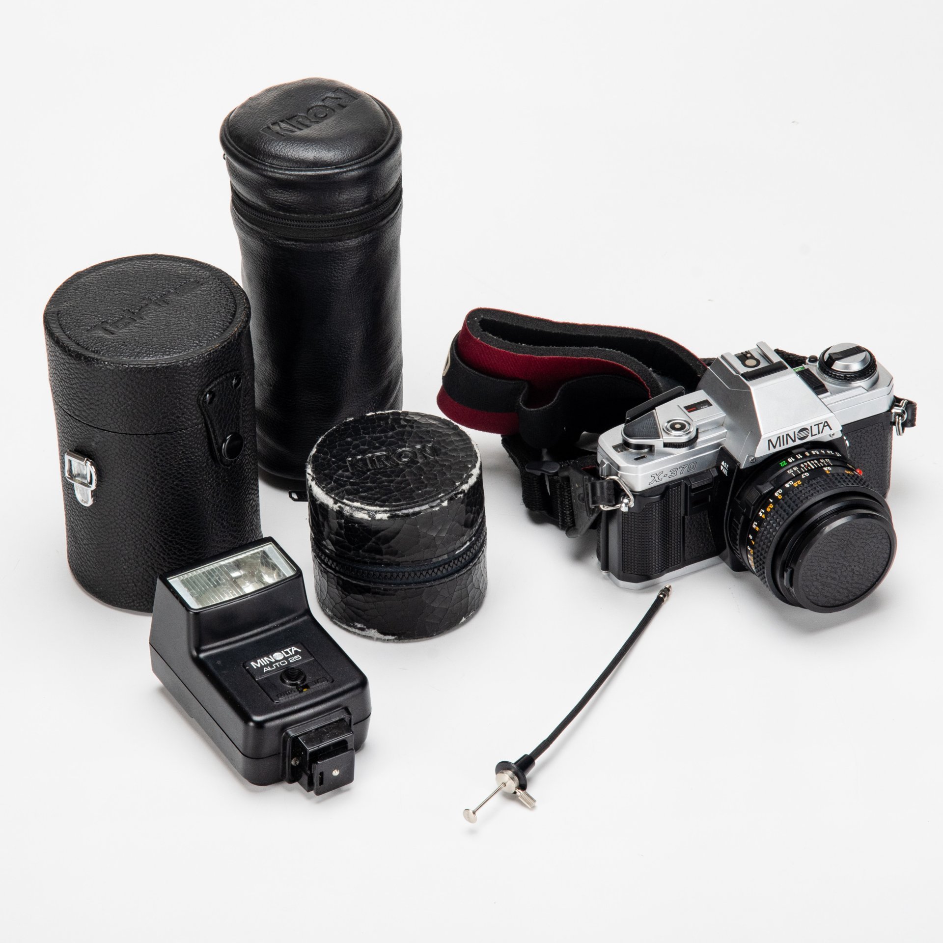Фотоаппарат "X-370" в комплекте с объективами: "Kiron 80-200mm f/4 MACRO"; "RMC Tokina 28-85mm 1:4" и фотовспышкой "Minolta Auto 25", Minolta
