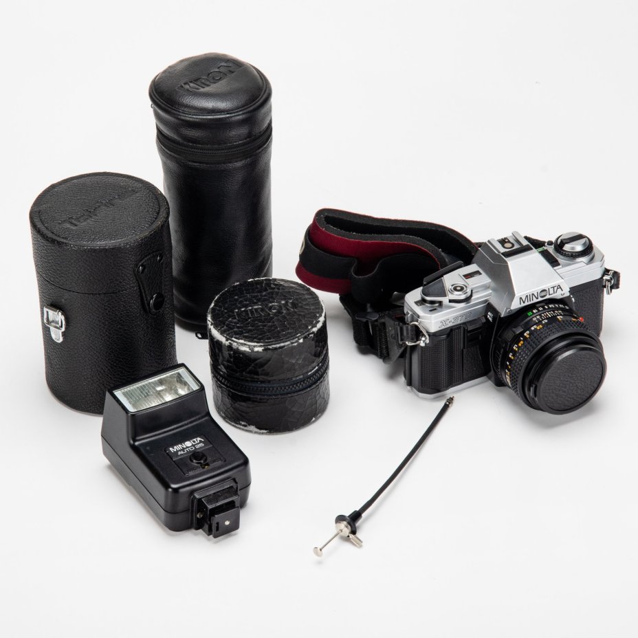 Фотоаппарат "X-370" в комплекте с объективами: "Kiron 80-200mm f/4 MACRO"; "RMC Tokina 28-85mm 1:4" и фотовспышкой "Minolta Auto 25", Minolta