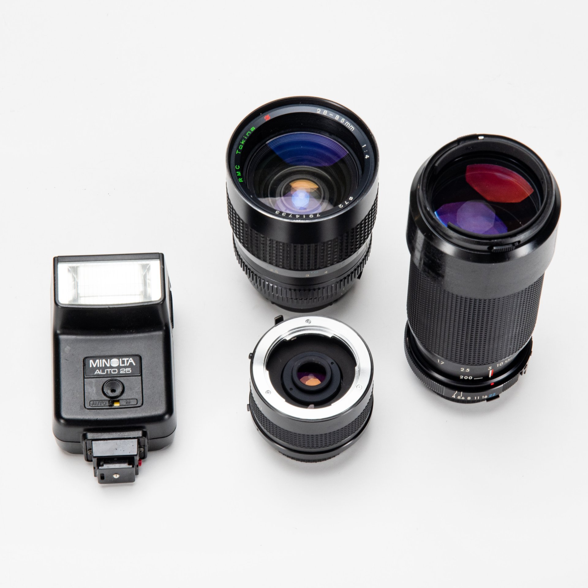 Фотоаппарат "X-370" в комплекте с объективами: "Kiron 80-200mm f/4 MACRO"; "RMC Tokina 28-85mm 1:4" и фотовспышкой "Minolta Auto 25", Minolta