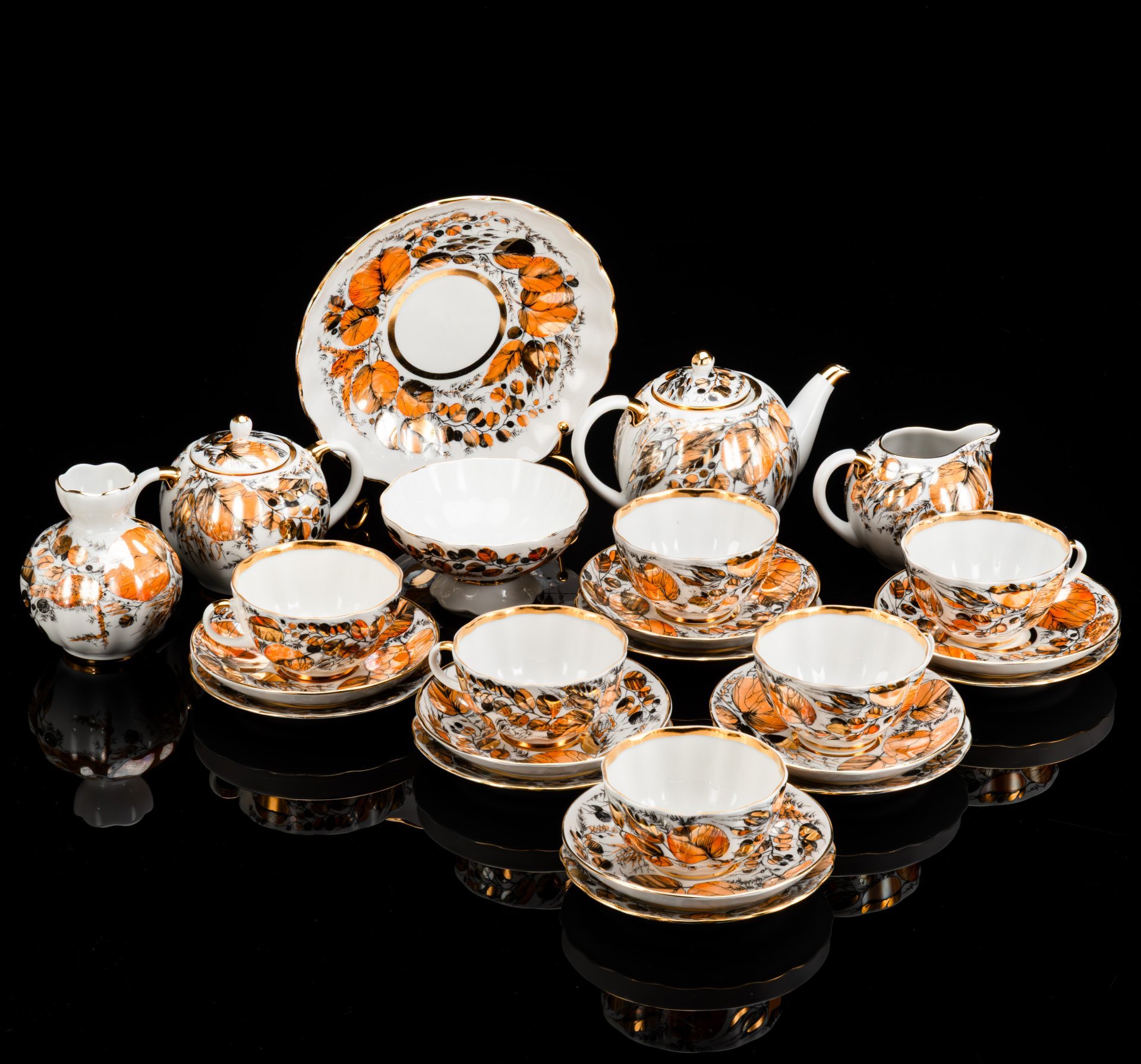 Сервиз чайный "Золотая осень" на 6 персон (24 предмета), форма "Тюльпан", автор формы С.Е. Яковлева, автор росписи Н.П. Славина, фарфор, деколь, люстр, золочение, Ленинградский фарфоровый завод (ЛФЗ), СССР, 1970-1992 гг.