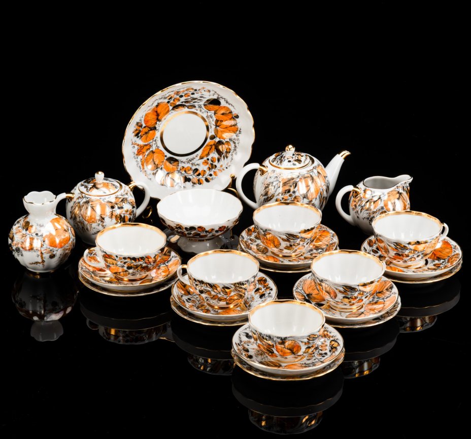 Сервиз чайный "Золотая осень" на 6 персон (24 предмета), форма "Тюльпан", автор формы С.Е. Яковлева, автор росписи Н.П. Славина, фарфор, деколь, люстр, золочение, Ленинградский фарфоровый завод (ЛФЗ), СССР, 1970-1992 гг.