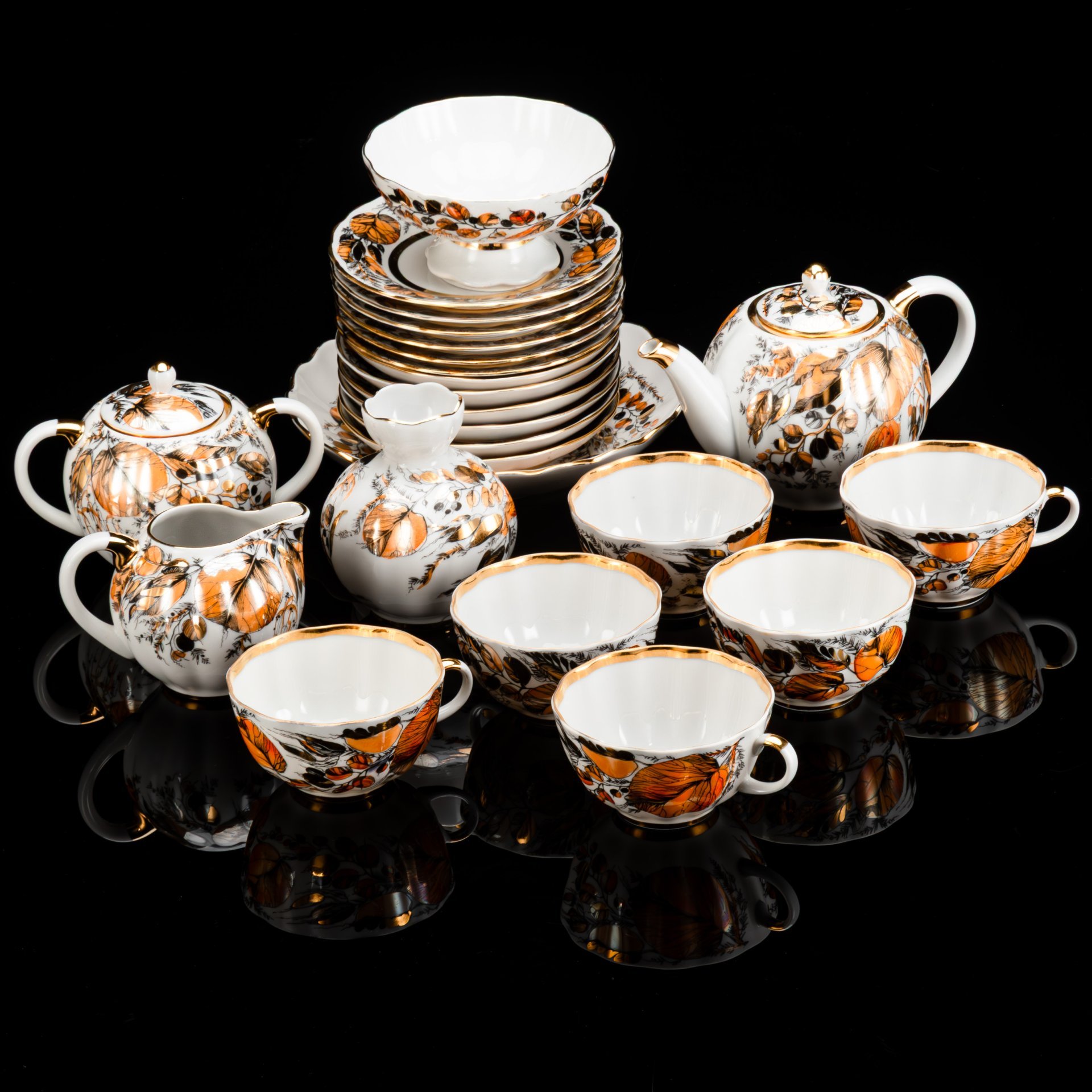 Сервиз чайный "Золотая осень" на 6 персон (24 предмета), форма "Тюльпан", автор формы С.Е. Яковлева, автор росписи Н.П. Славина, фарфор, деколь, люстр, золочение, Ленинградский фарфоровый завод (ЛФЗ), СССР, 1970-1992 гг.