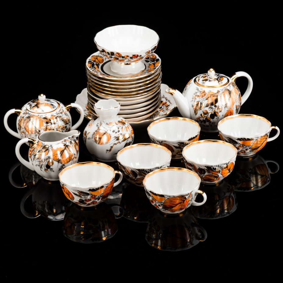 Сервиз чайный "Золотая осень" на 6 персон (24 предмета), форма "Тюльпан", автор формы С.Е. Яковлева, автор росписи Н.П. Славина, фарфор, деколь, люстр, золочение, Ленинградский фарфоровый завод (ЛФЗ), СССР, 1970-1992 гг.