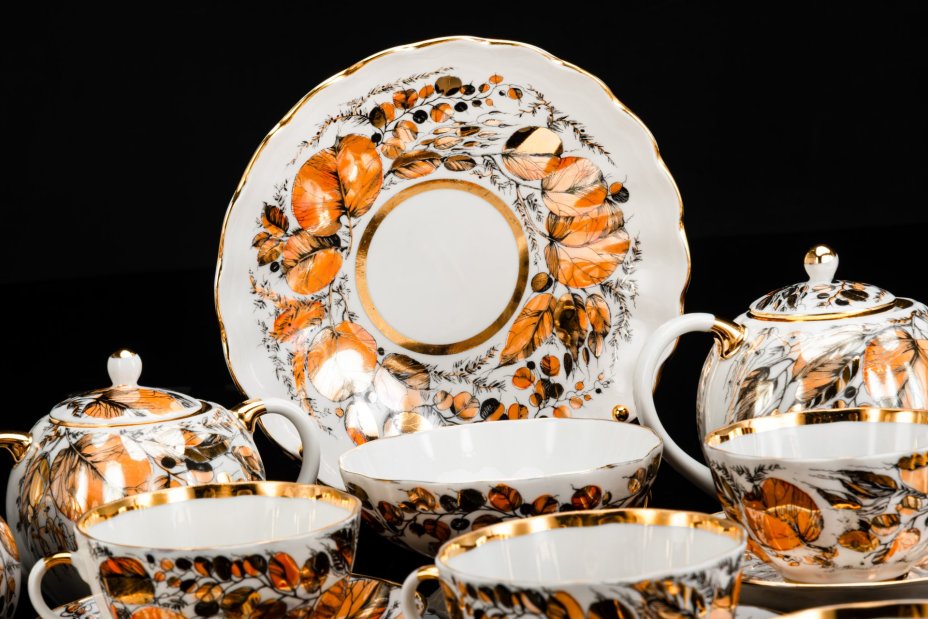 Сервиз чайный "Золотая осень" на 6 персон (24 предмета), форма "Тюльпан", автор формы С.Е. Яковлева, автор росписи Н.П. Славина, фарфор, деколь, люстр, золочение, Ленинградский фарфоровый завод (ЛФЗ), СССР, 1970-1992 гг.