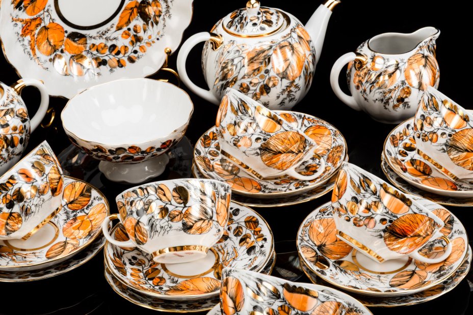 Сервиз чайный "Золотая осень" на 6 персон (24 предмета), форма "Тюльпан", автор формы С.Е. Яковлева, автор росписи Н.П. Славина, фарфор, деколь, люстр, золочение, Ленинградский фарфоровый завод (ЛФЗ), СССР, 1970-1992 гг.