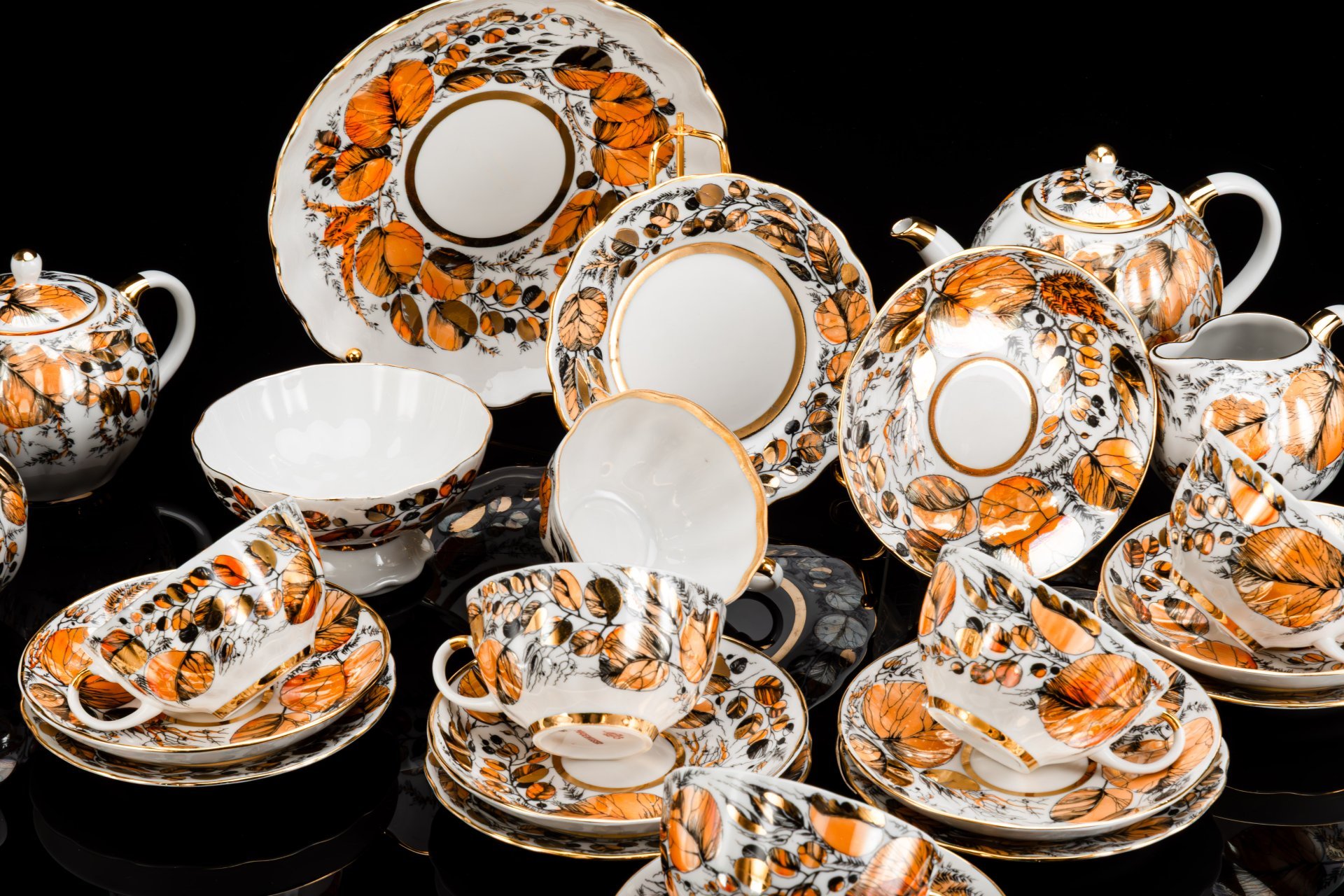 Сервиз чайный "Золотая осень" на 6 персон (24 предмета), форма "Тюльпан", автор формы С.Е. Яковлева, автор росписи Н.П. Славина, фарфор, деколь, люстр, золочение, Ленинградский фарфоровый завод (ЛФЗ), СССР, 1970-1992 гг.
