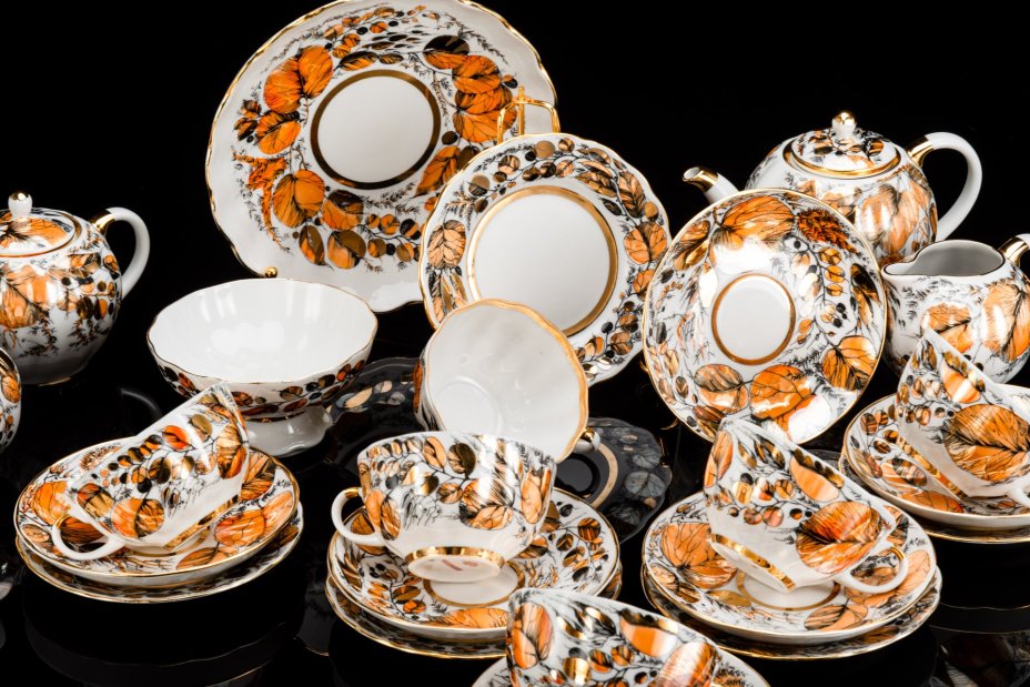 Сервиз чайный "Золотая осень" на 6 персон (24 предмета), форма "Тюльпан", автор формы С.Е. Яковлева, автор росписи Н.П. Славина, фарфор, деколь, люстр, золочение, Ленинградский фарфоровый завод (ЛФЗ), СССР, 1970-1992 гг.