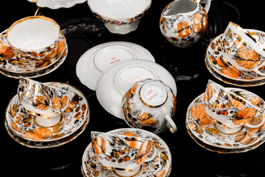 Сервиз чайный "Золотая осень" на 6 персон (24 предмета), форма "Тюльпан", автор формы С.Е. Яковлева, автор росписи Н.П. Славина, фарфор, деколь, люстр, золочение, Ленинградский фарфоровый завод (ЛФЗ), СССР, 1970-1992 гг.