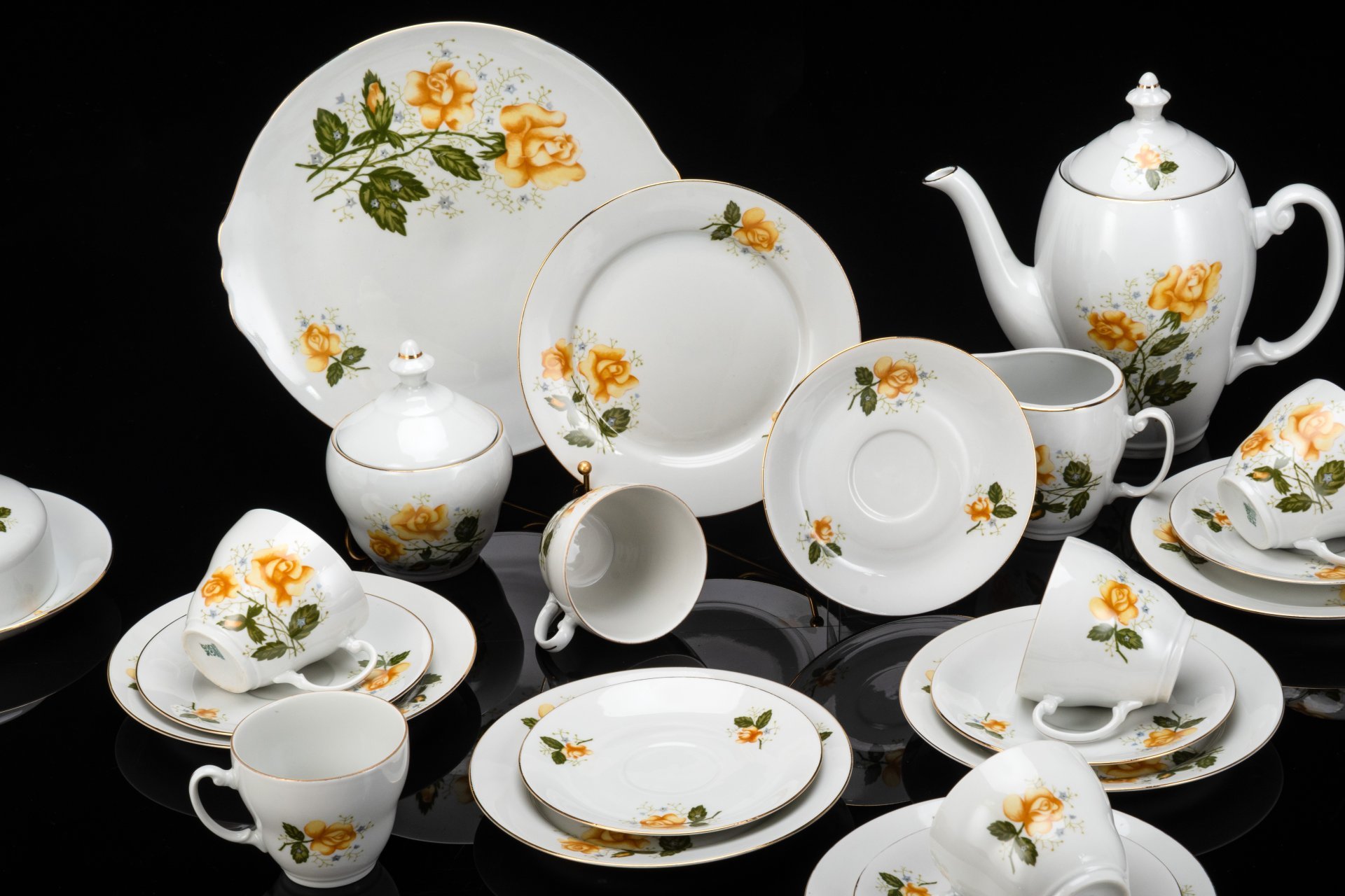 Сервиз кофейный с цветочным декором на 6 персон (23 предмета), фарфор, деколь, золочение, Wloclawek (Влоцлавская фаянсовая фабрика), Польша, 1960-1980 гг.