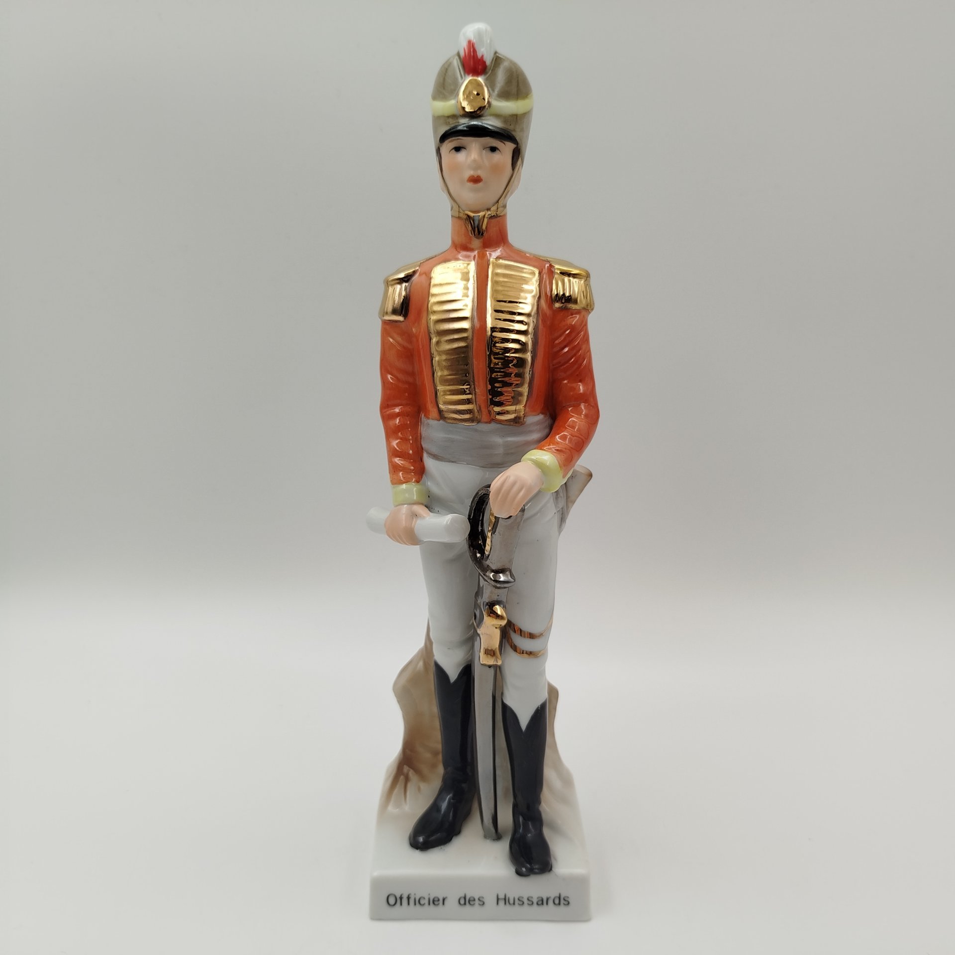 Статуэтка  «Офицер-гусар» ("Officier des Hussards")  из серии "Армия Наполеона", бисквит, роспись, золочение, Западная Европа, 1960-1980 гг.