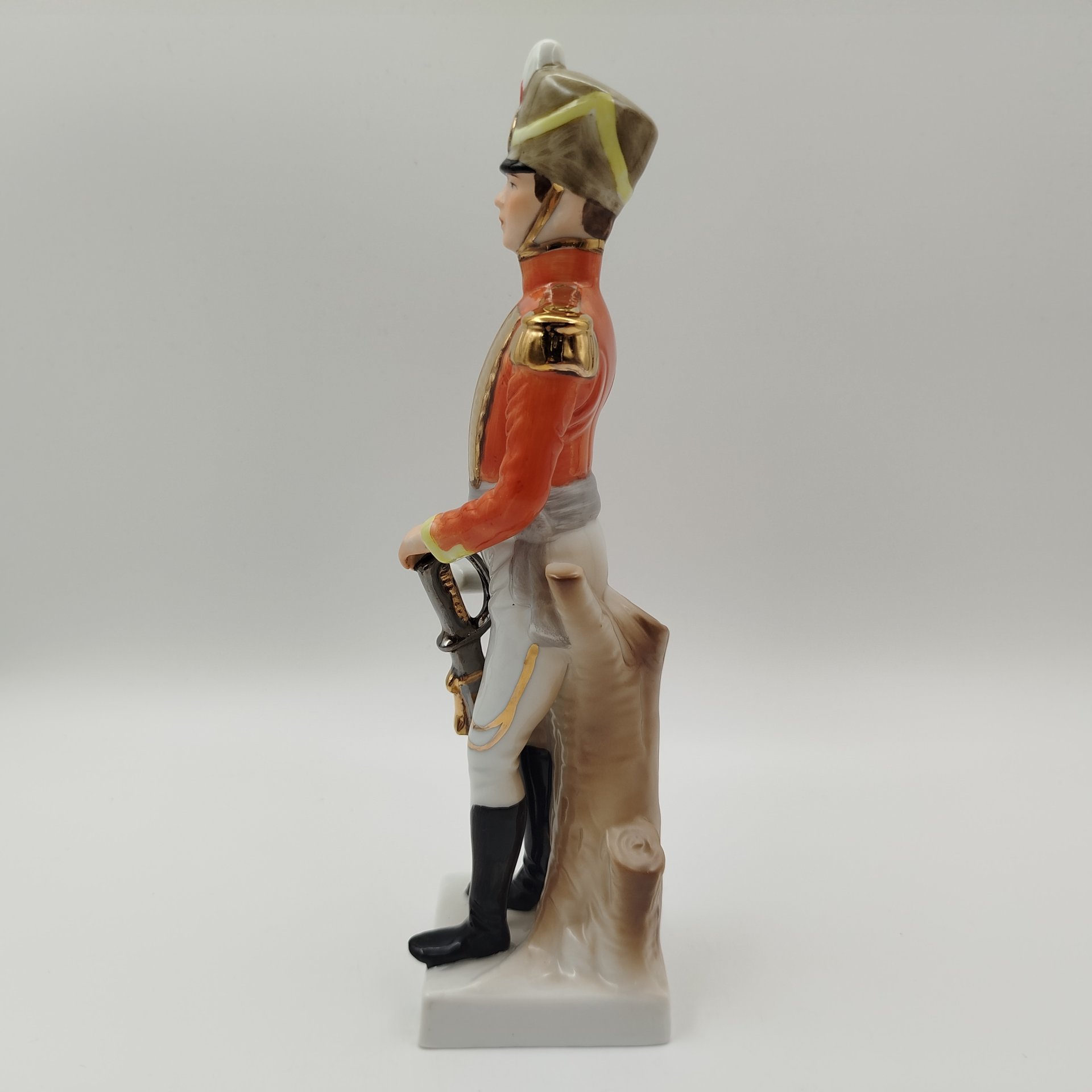 Статуэтка  «Офицер-гусар» ("Officier des Hussards")  из серии "Армия Наполеона", бисквит, роспись, золочение, Западная Европа, 1960-1980 гг.
