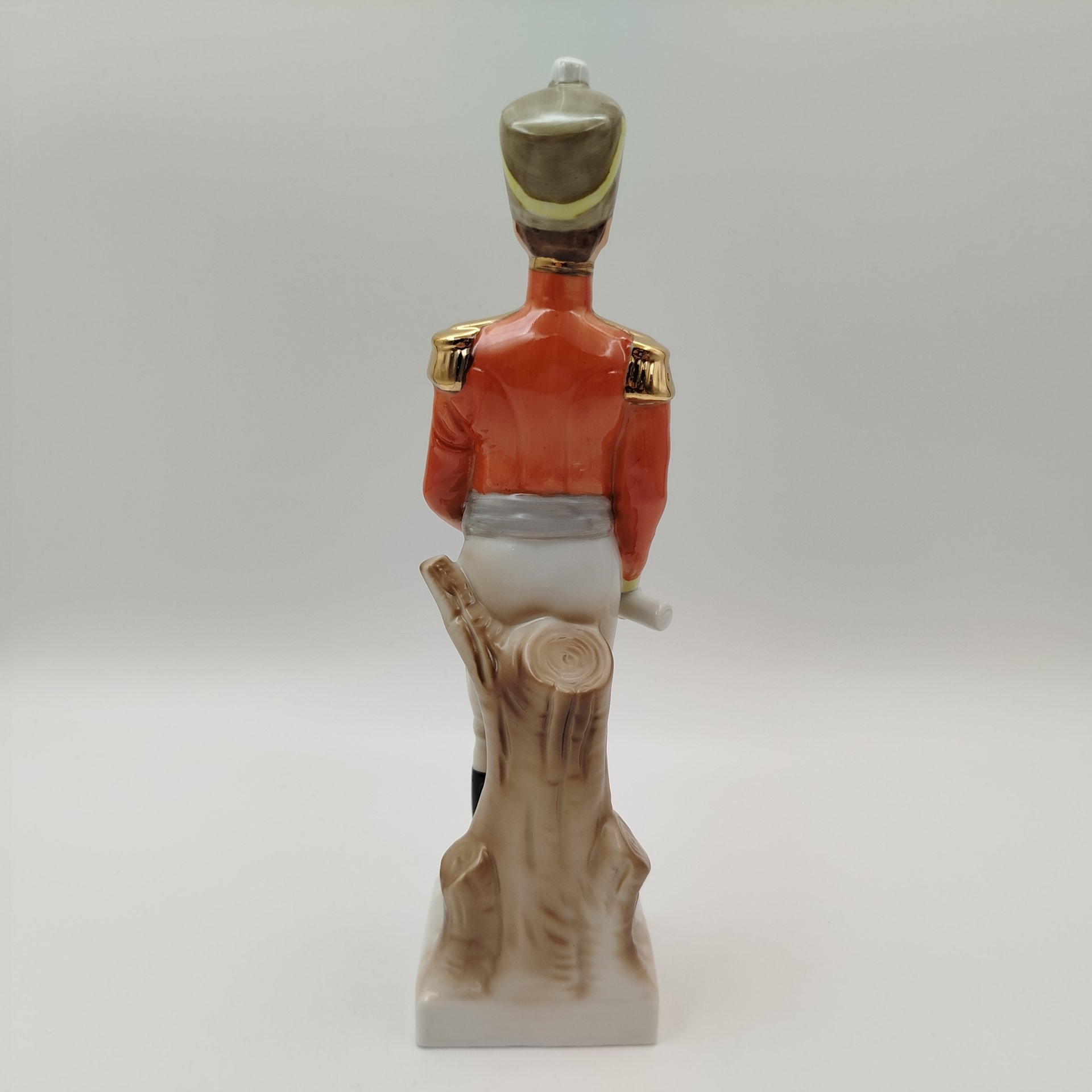 Статуэтка  «Офицер-гусар» ("Officier des Hussards")  из серии "Армия Наполеона", бисквит, роспись, золочение, Западная Европа, 1960-1980 гг.