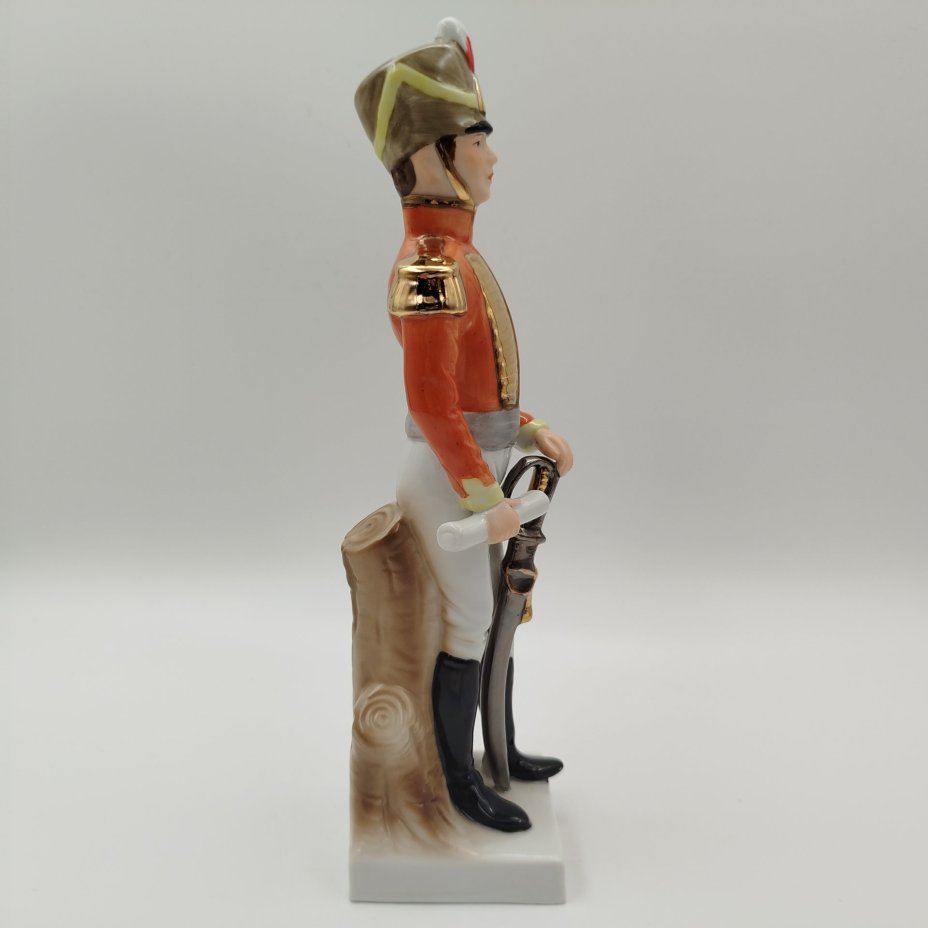Статуэтка  «Офицер-гусар» ("Officier des Hussards")  из серии "Армия Наполеона", бисквит, роспись, золочение, Западная Европа, 1960-1980 гг.