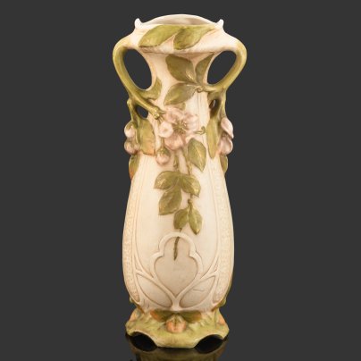 Ваза, выполненная в стиле модерн с рельефным декором в виде розовых цветов, фарфор, роспись, Royal Dux, Австро-Венгрия, 1900-1918 гг.
