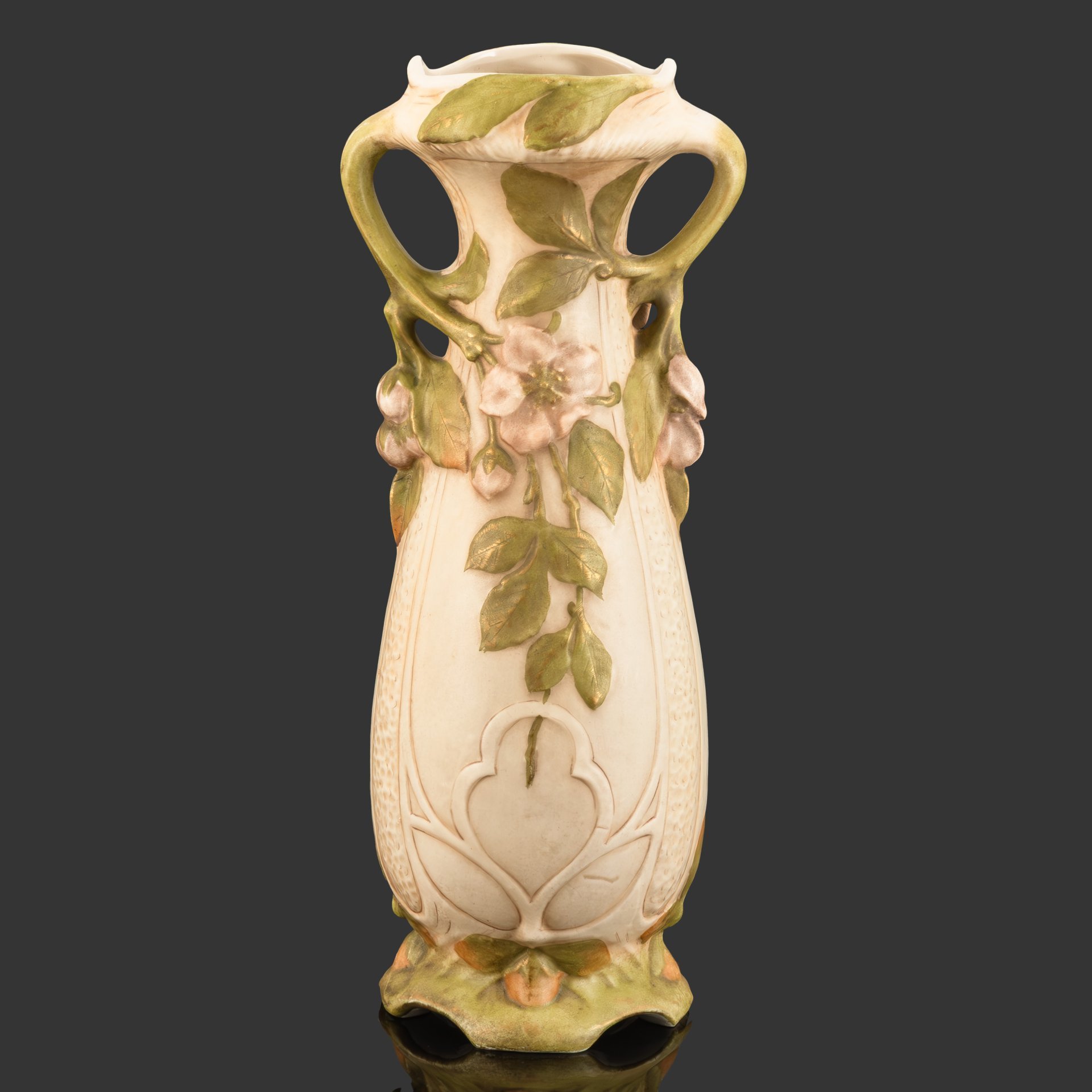 Ваза, выполненная в стиле модерн с рельефным декором в виде розовых цветов, фарфор, роспись, Royal Dux, Австро-Венгрия, 1900-1918 гг.