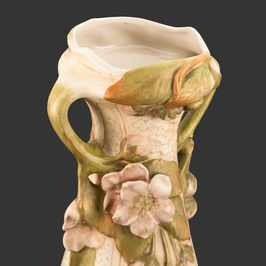 Ваза, выполненная в стиле модерн с рельефным декором в виде розовых цветов, фарфор, роспись, Royal Dux, Австро-Венгрия, 1900-1918 гг.