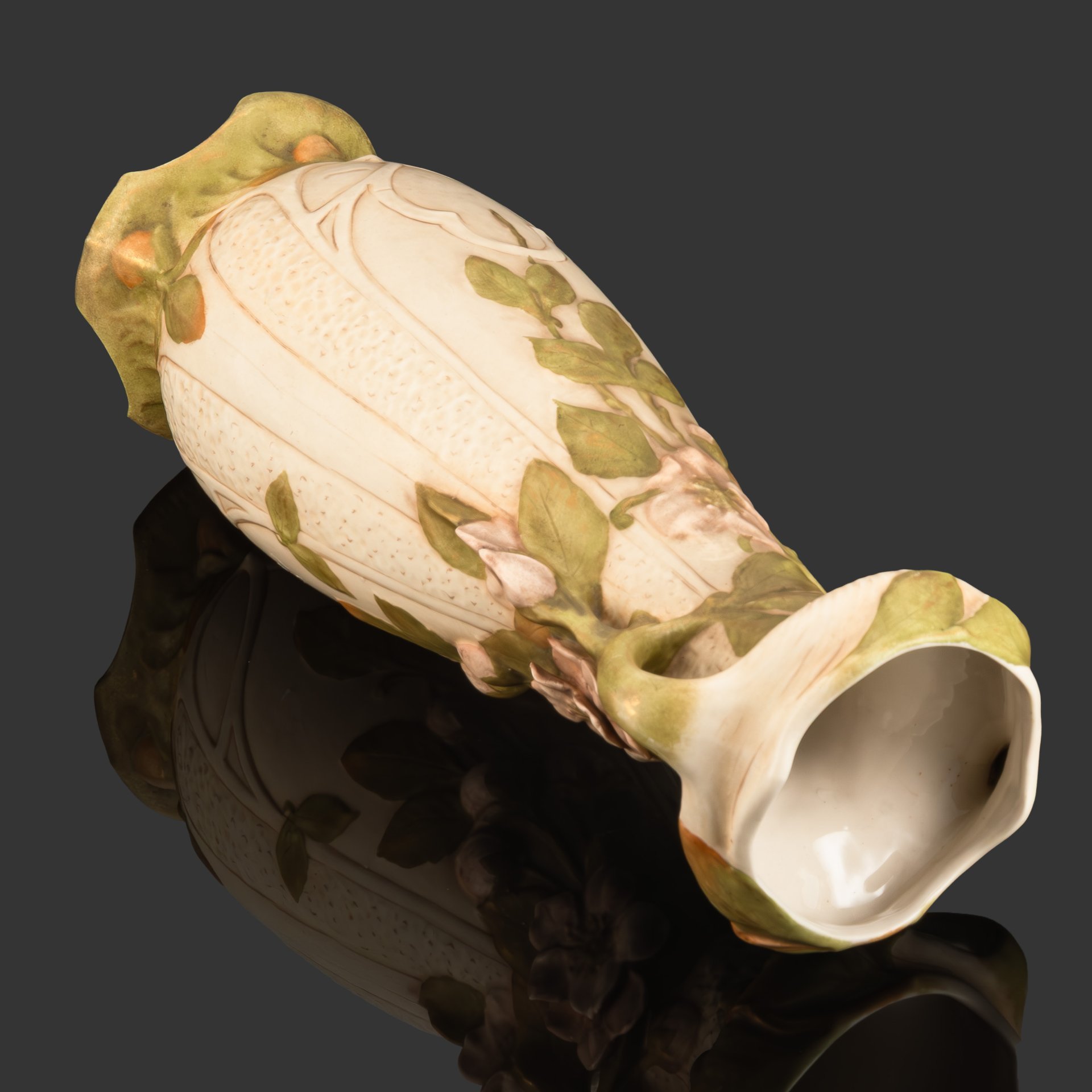 Ваза, выполненная в стиле модерн с рельефным декором в виде розовых цветов, фарфор, роспись, Royal Dux, Австро-Венгрия, 1900-1918 гг.